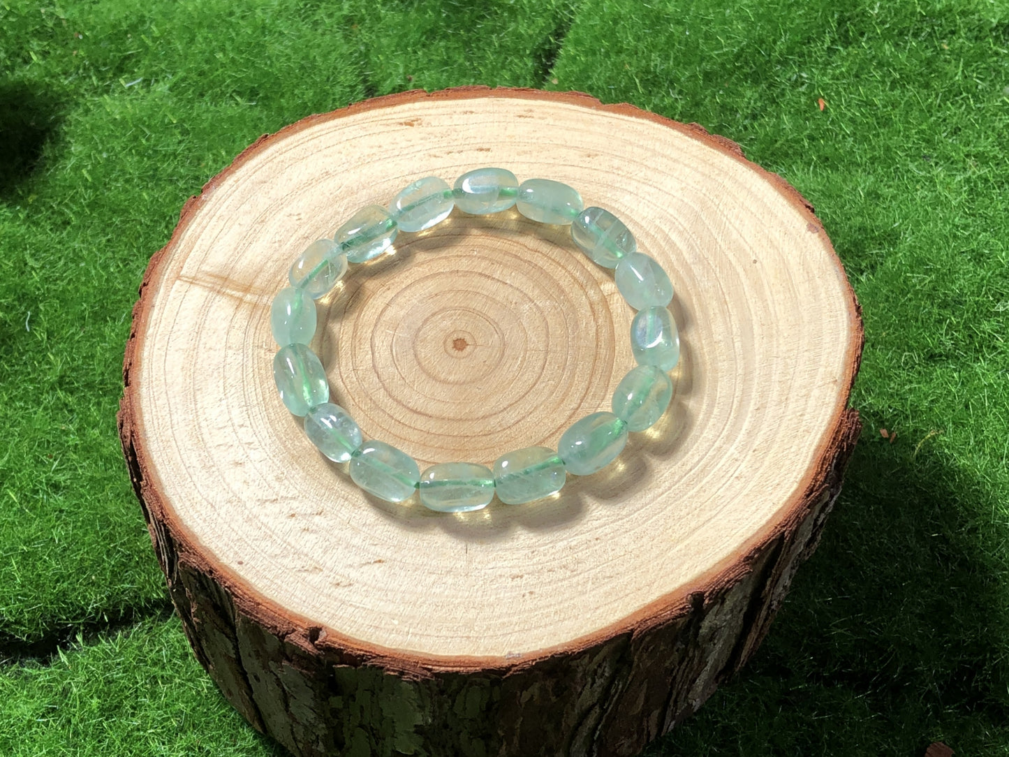 Natürliches grünes Fluoritarmband, handgefertigt.