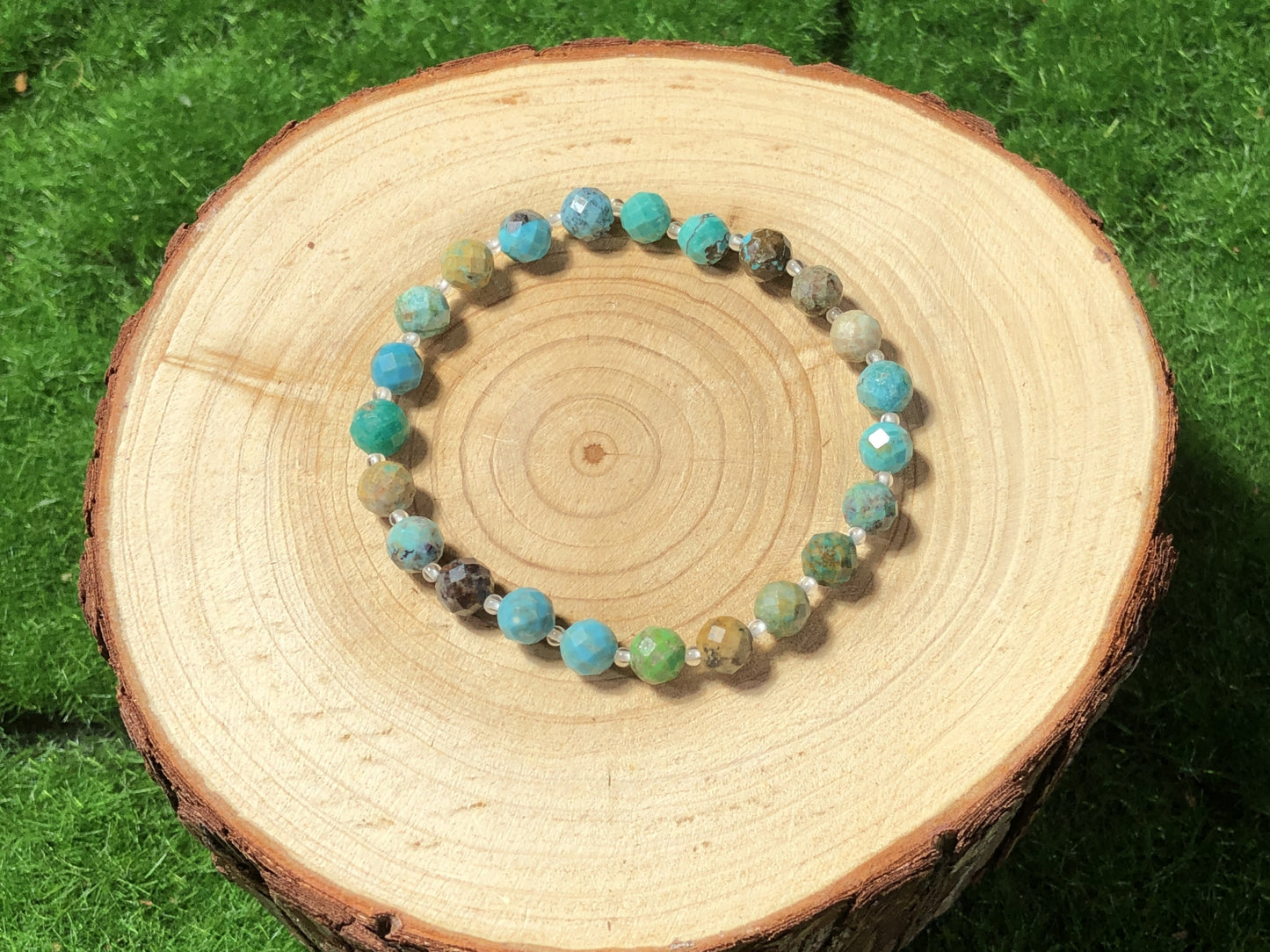 Armband aus natürlichem Türkis, handgefertigt.