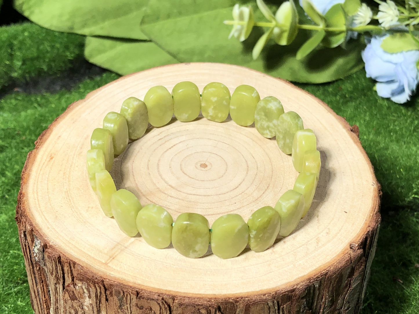 Ovales Armband aus natürlichem grünem Jade, handgefertigt.