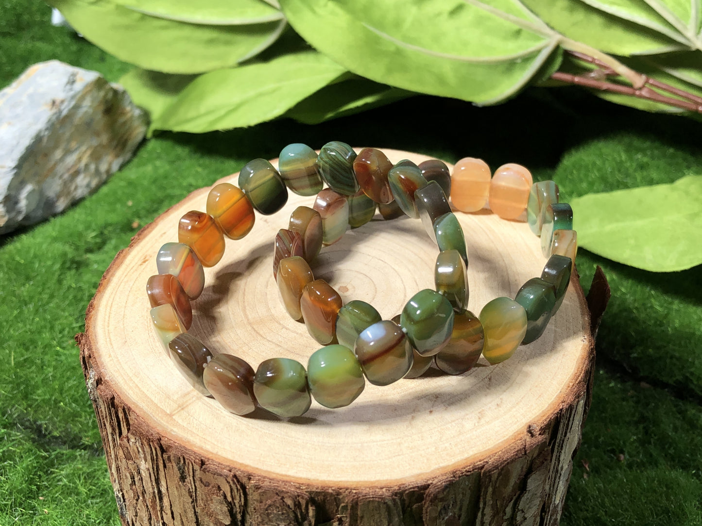 Ovales Armband aus naturfarbenem Achat, handgefertigt.