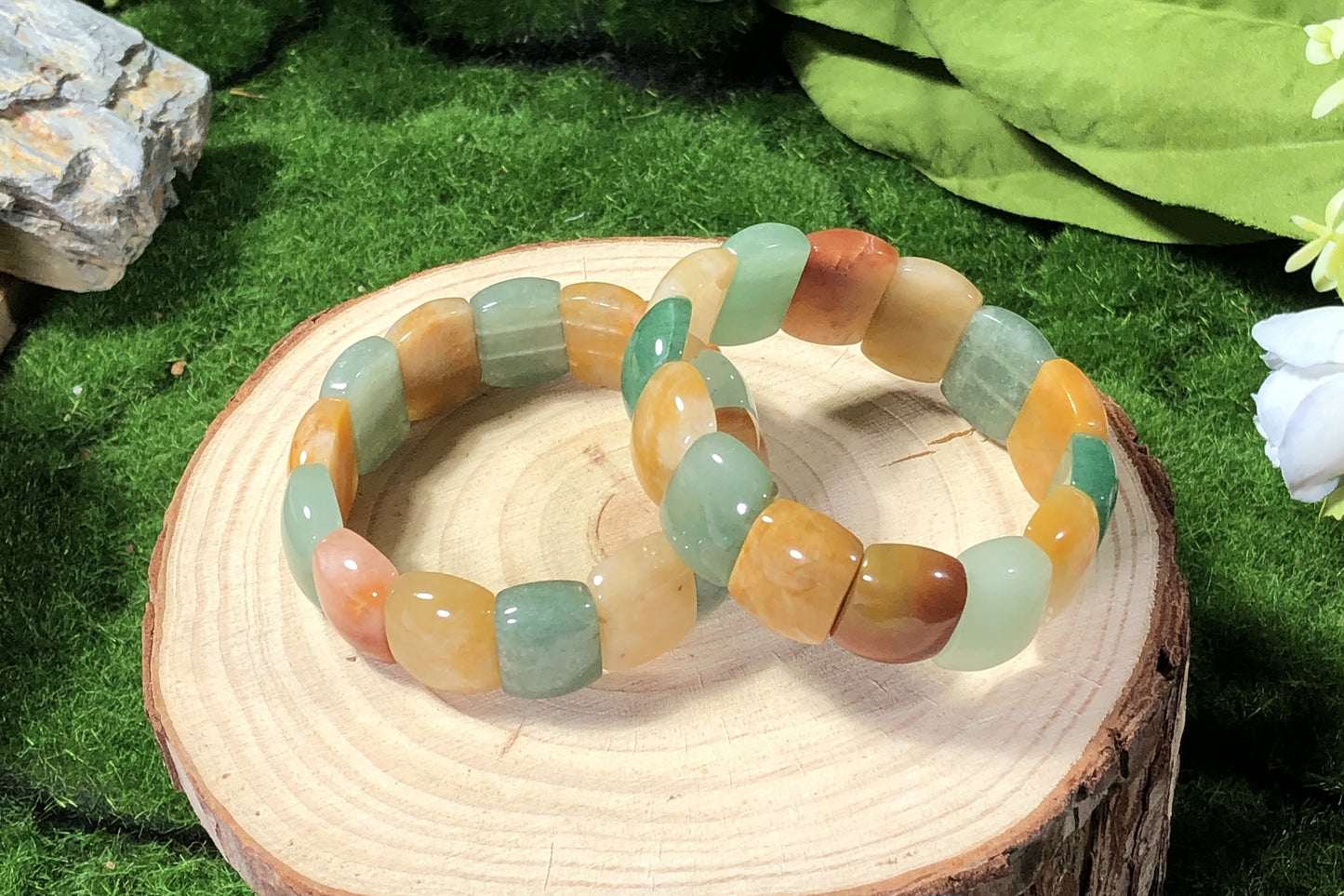 Quadratisches Armband aus natürlichem grünem, gelbem und rotem Aventurin, handgefertigt.