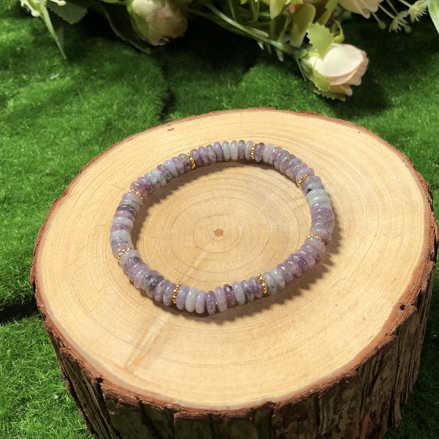 Armband aus natürlichen violetten Glimmerplättchenperlen, handgefertigt.