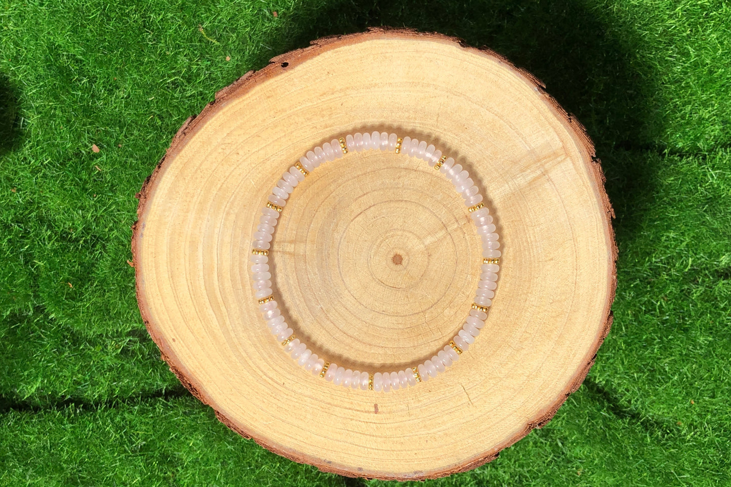 Handgefertigtes Armband aus natürlichen rosa Kristallperlen. 4 mm