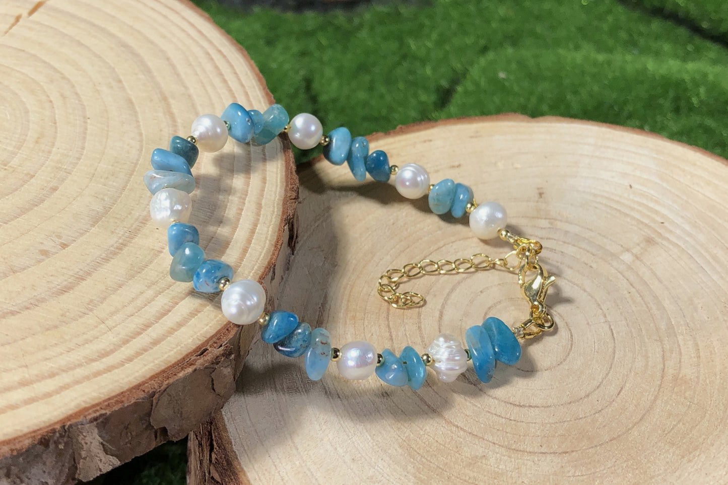 Armband aus natürlichen Süßwasserperlen und blauem Apatit, 14-karätig vergoldete Kupferkette, handgefertigt.