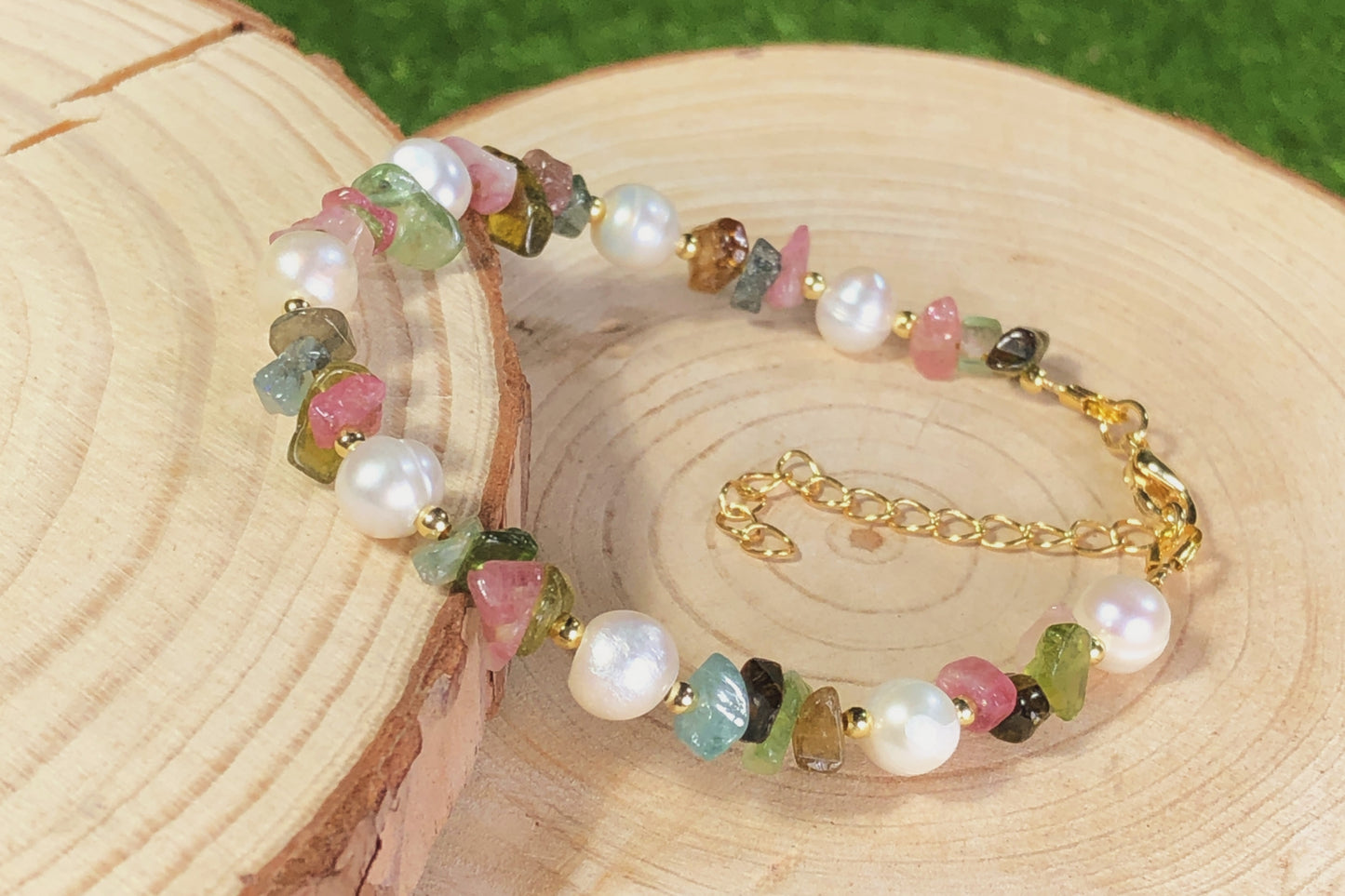 Armband aus natürlichen Süßwasserperlen und farbigem Turmalin, handgefertigt.