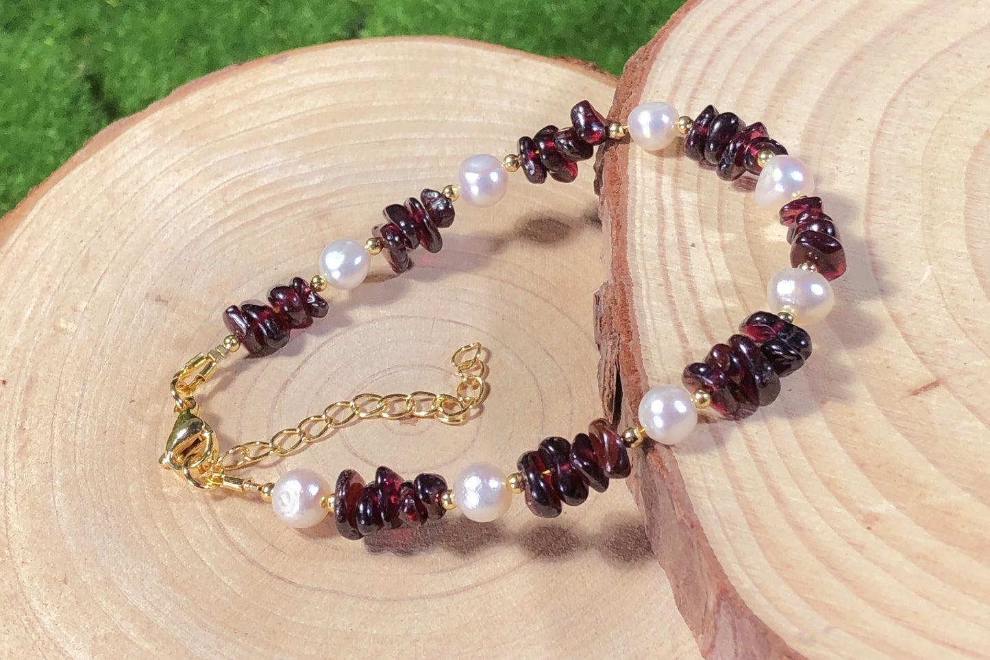 Armband aus natürlichen Süßwasserperlen und Granatkristallen, 14-karätig vergoldete Kupferkette, handgefertigt.