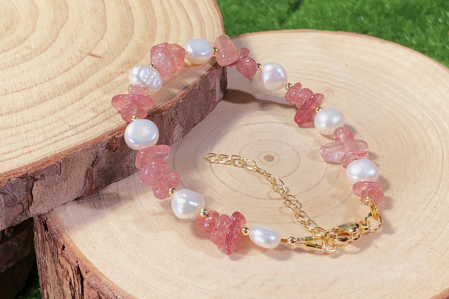 Armband aus natürlichen Süßwasserperlen und rotem Erdbeerkristall, 14-karätig vergoldete Kupferkette, handgefertigt.