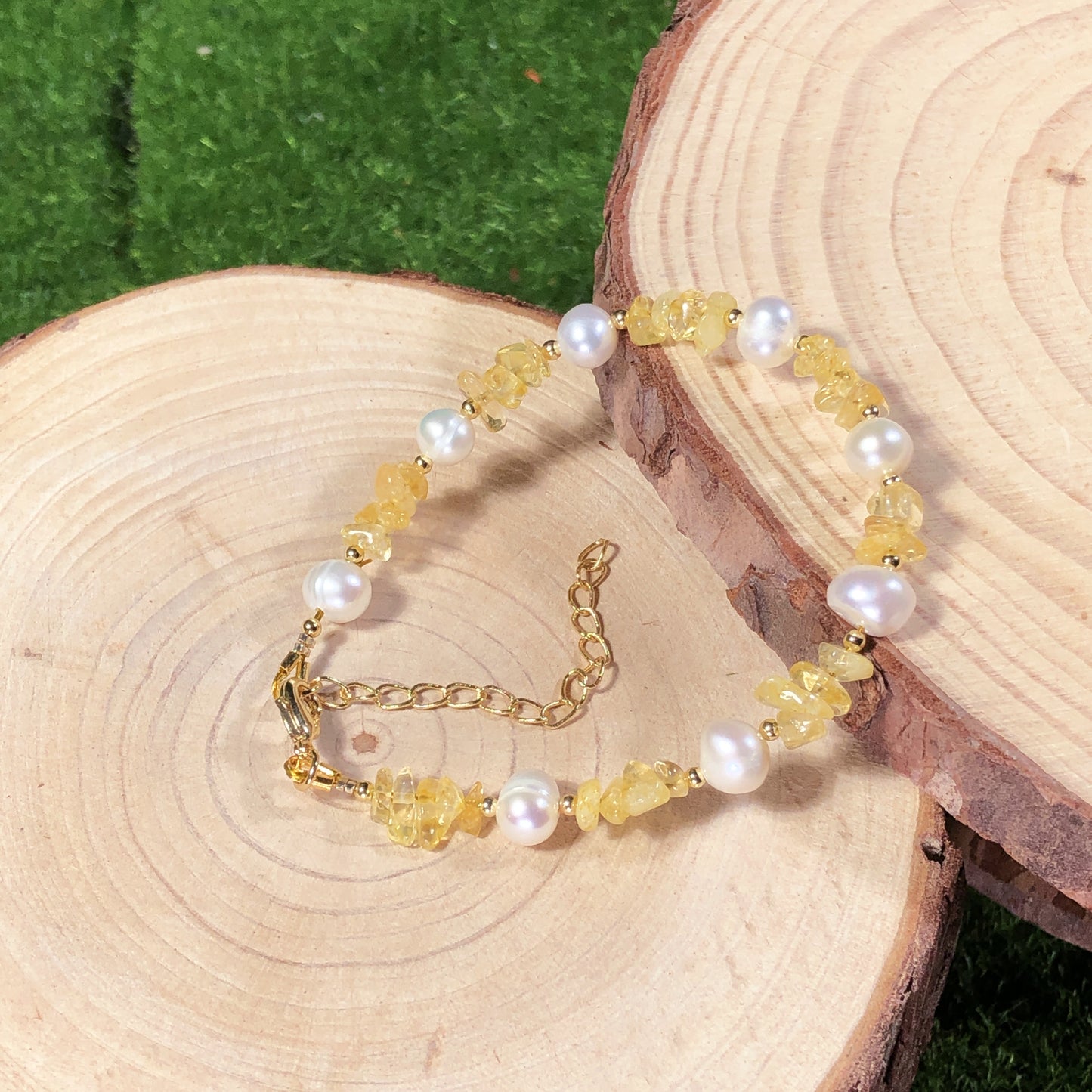 Armband aus natürlichen Süßwasserperlen und Citrin, 14-karätig vergoldete Kupferkette, handgefertigt.