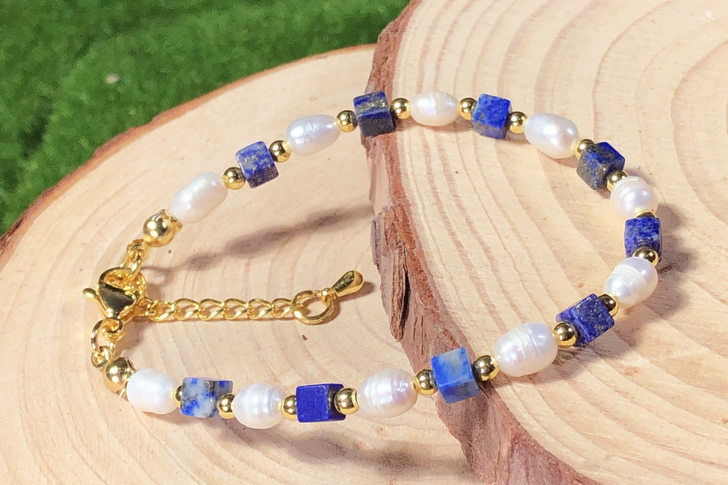 Armband aus natürlichen Lapislazuli-Würfelperlen und Süßwasserperlen, Messing, 14-karätig vergoldet, handgefertigt.