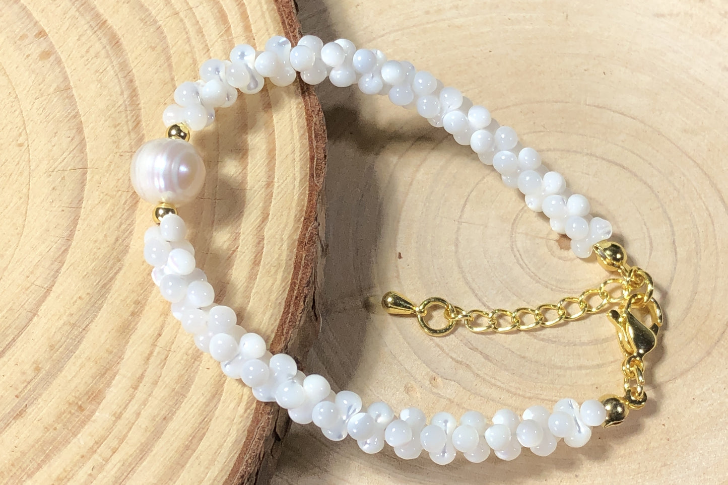 Armband mit Anhänger aus natürlicher Süßwasserperle in Katzenaugenform, kupferplattiert mit 14-karätigem Gold, handgefertigt.