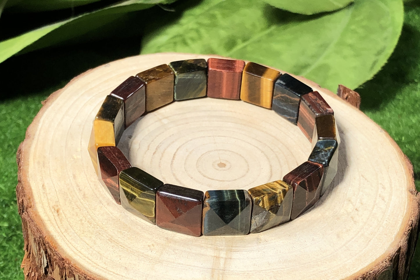 Armband aus natürlichen Tigeraugen-Würfelperlen mit Facettenschliff, handgefertigt.