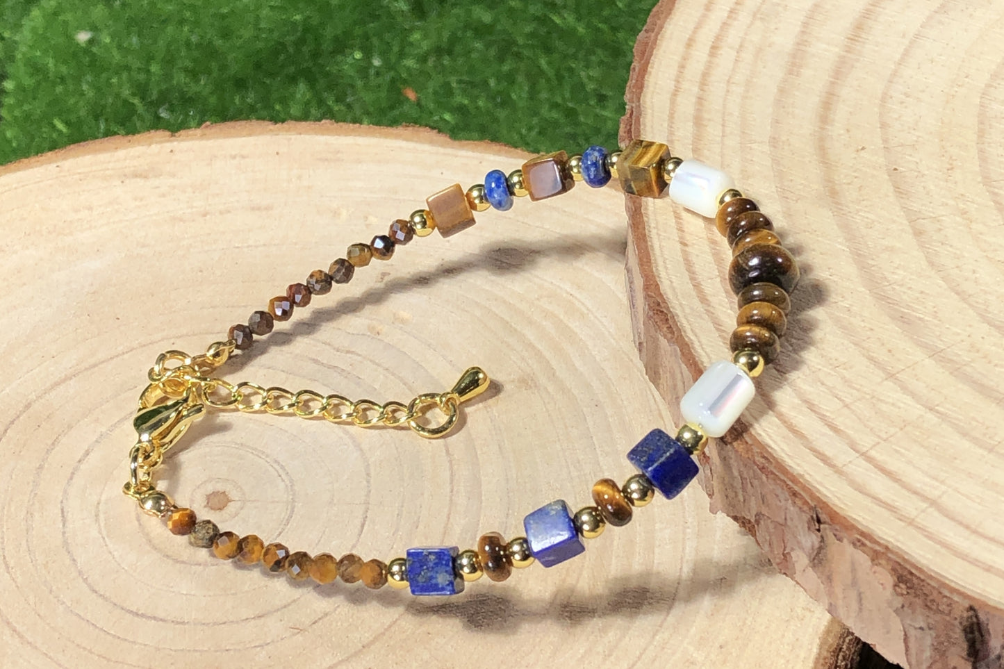 Einzigartig gestaltetes Tigerauge-Lapislazuli-Armband, kupferplattiert mit 14 Karat Gold, elegant und modisch