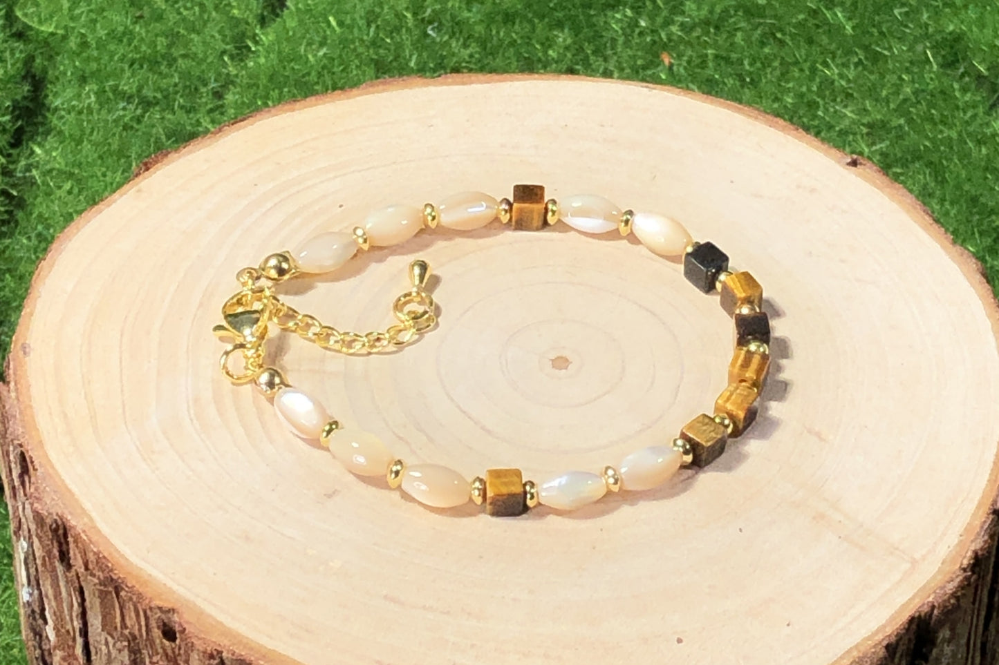 Armband aus natürlicher Tigeraugenmuschel, kupferplattiert mit 14-karätigem Gold, handgefertigt.