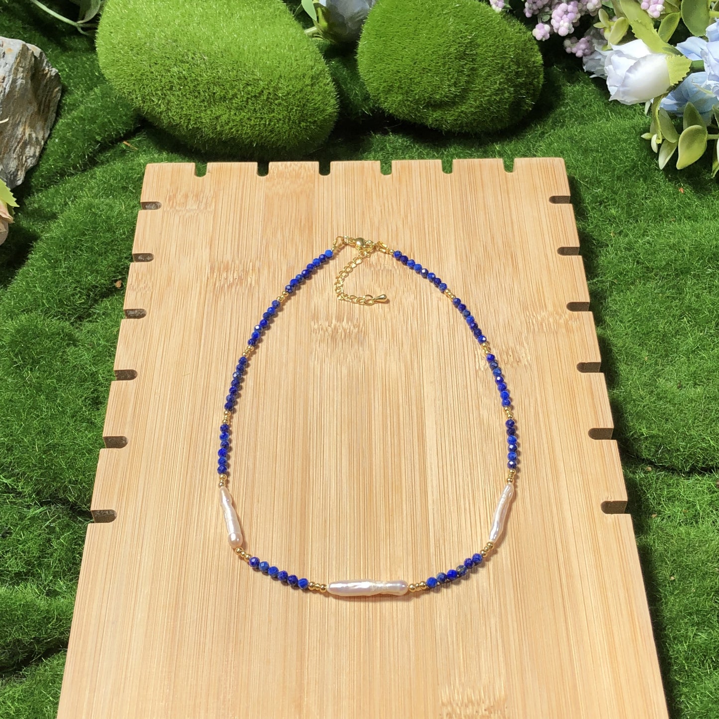 Halskette aus natürlichem Lapislazuli und Perlen, kupferplattiert mit 14-karätigem Gold, handgefertigt.