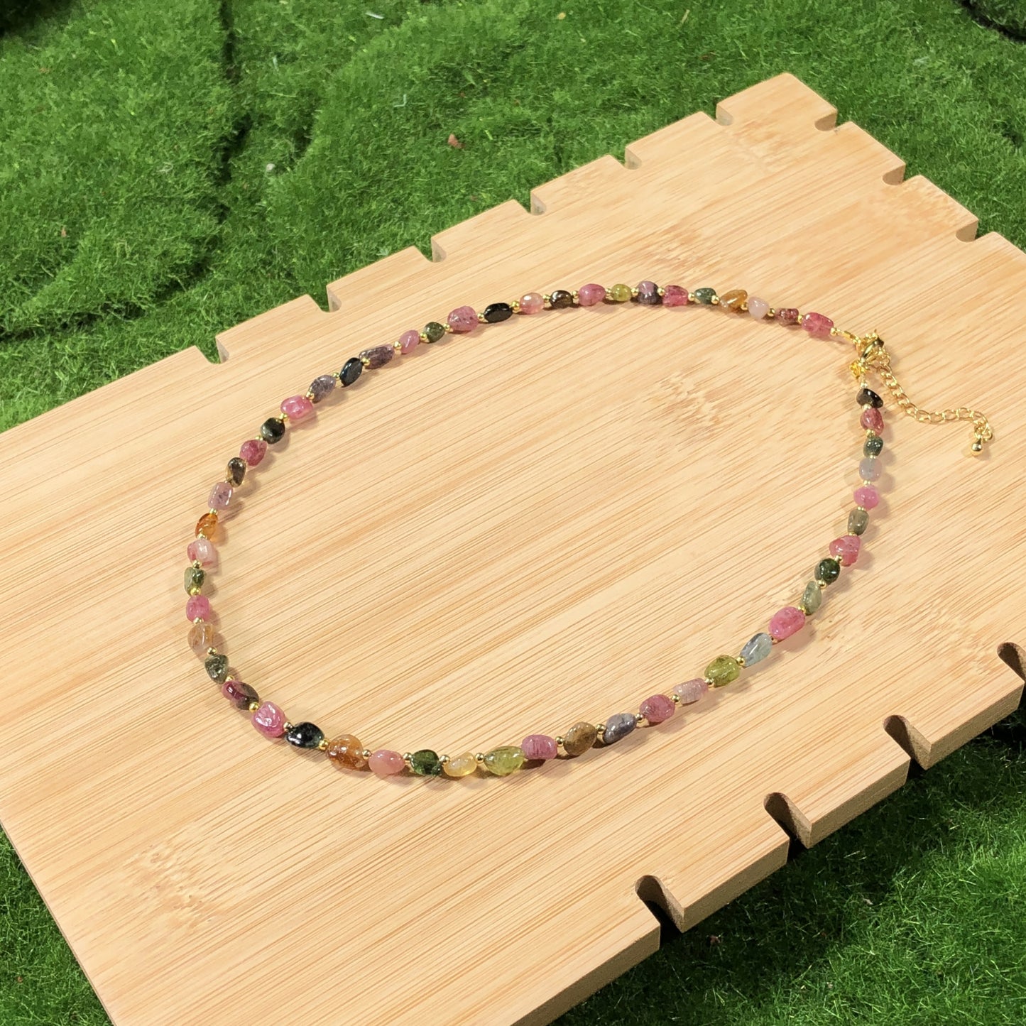 Halskette aus natürlichem Turmalin, kupferplattiert mit 14-karätigem Gold, handgefertigt.