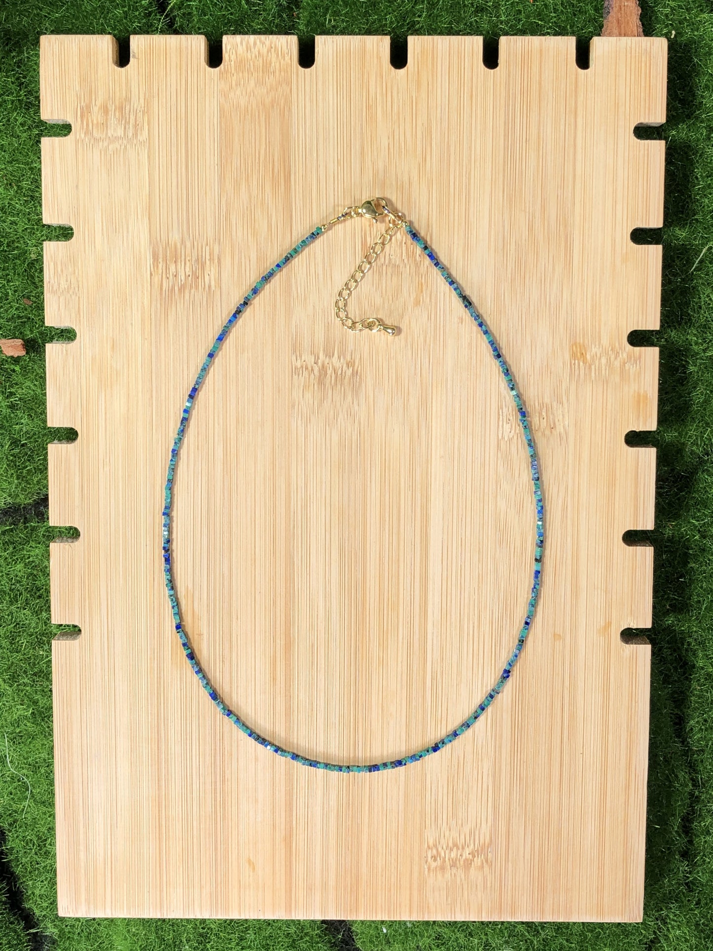 Halskette aus natürlichem Phönix-Lapislazuli, kupferplattiert mit 14-karätigem Gold, handgefertigt.