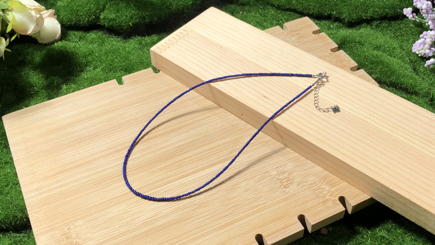 Halskette aus natürlichen Lapislazuli-Perlen mit einer Kette aus 925er Sterlingsilber, handgefertigt.