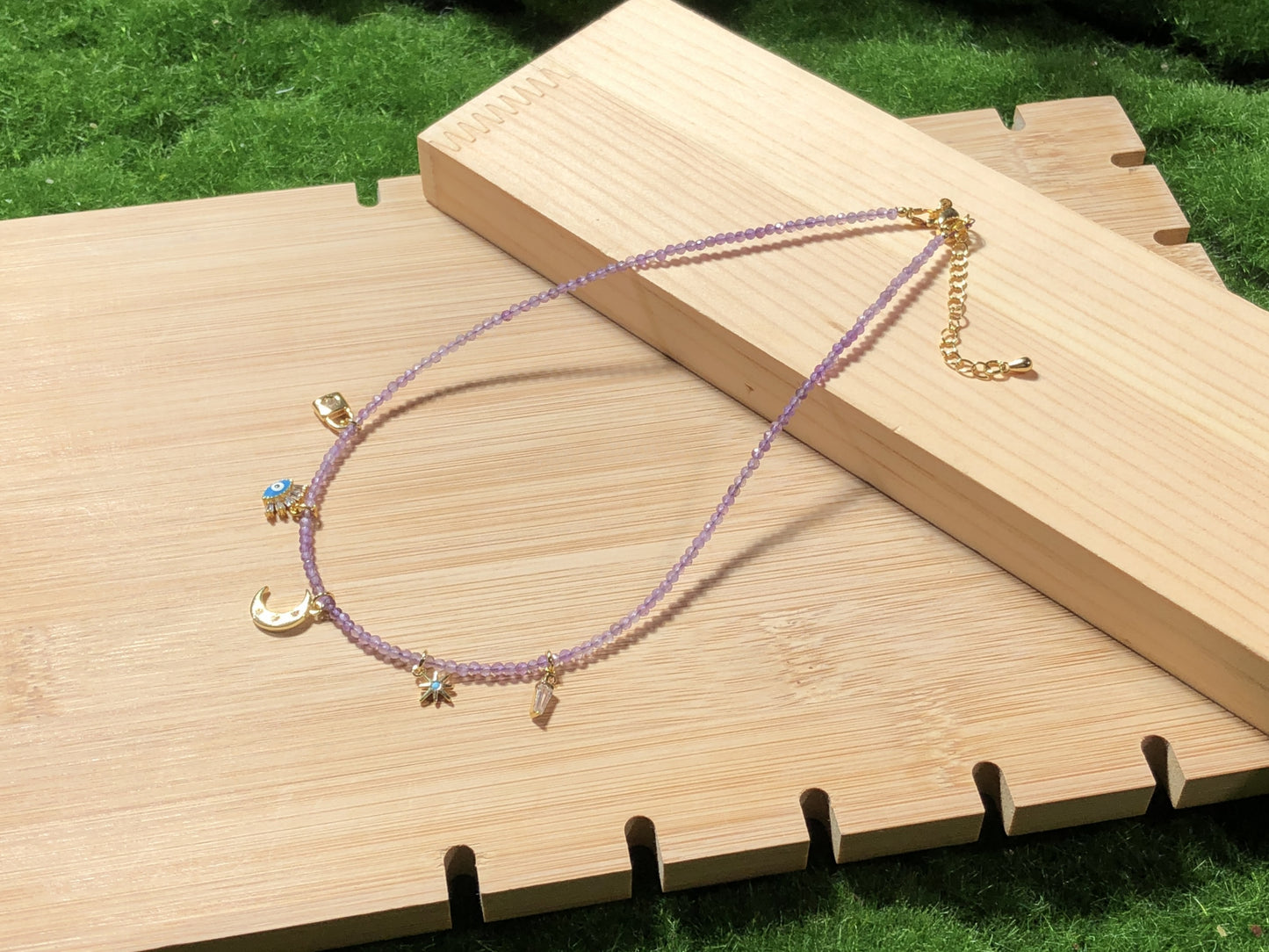 Halskette aus natürlichem Amethyst mit einem 14-karätig vergoldeten Kupferanhänger, handgefertigt.