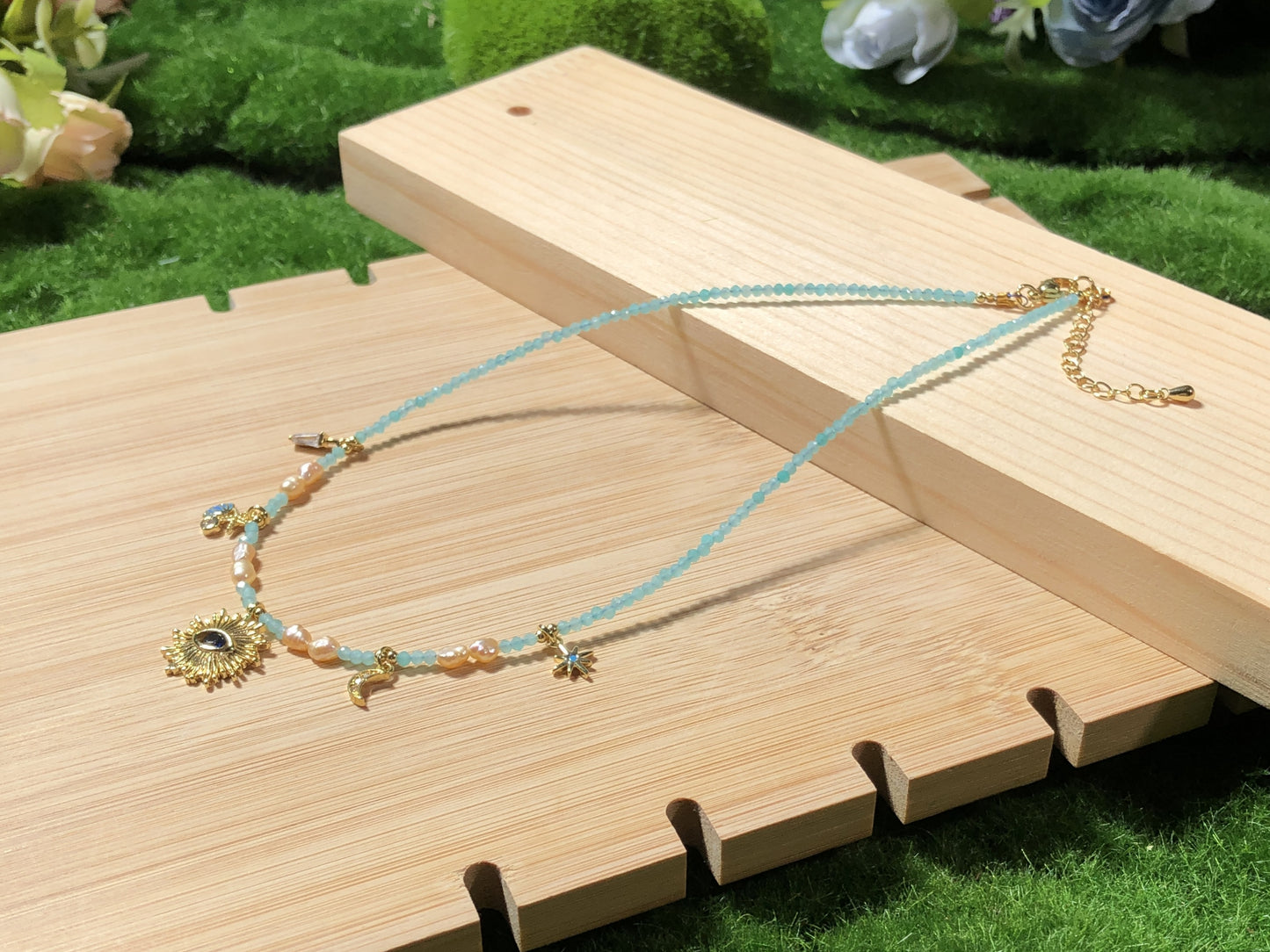 Halskette aus natürlichen Amazonas-Süßwasserperlen mit 14-karätig vergoldetem Anhänger, handgefertigt.