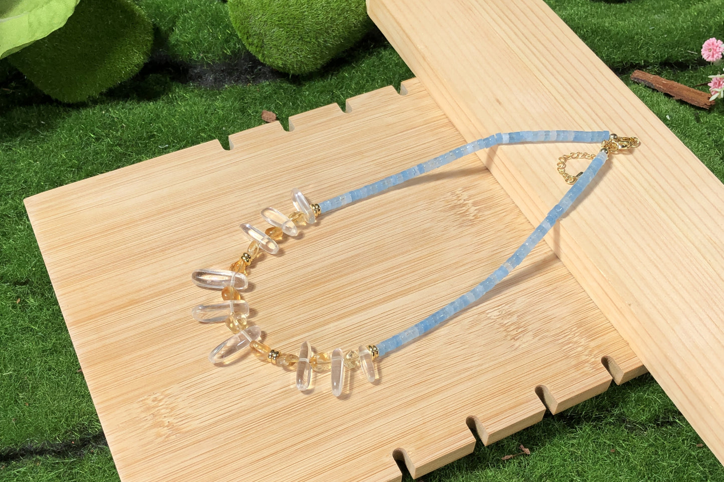 Halskette aus natürlichem Chalcedonkristall, Messing, 14-karätig vergoldet, handgefertigt.