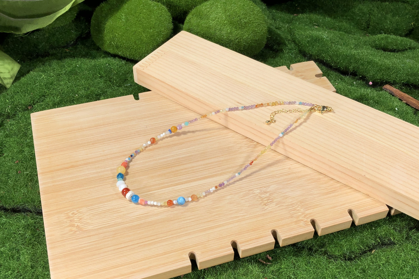 Eine handgefertigte Halskette mit Kristall, Achat und anderen farbigen Edelsteinen.