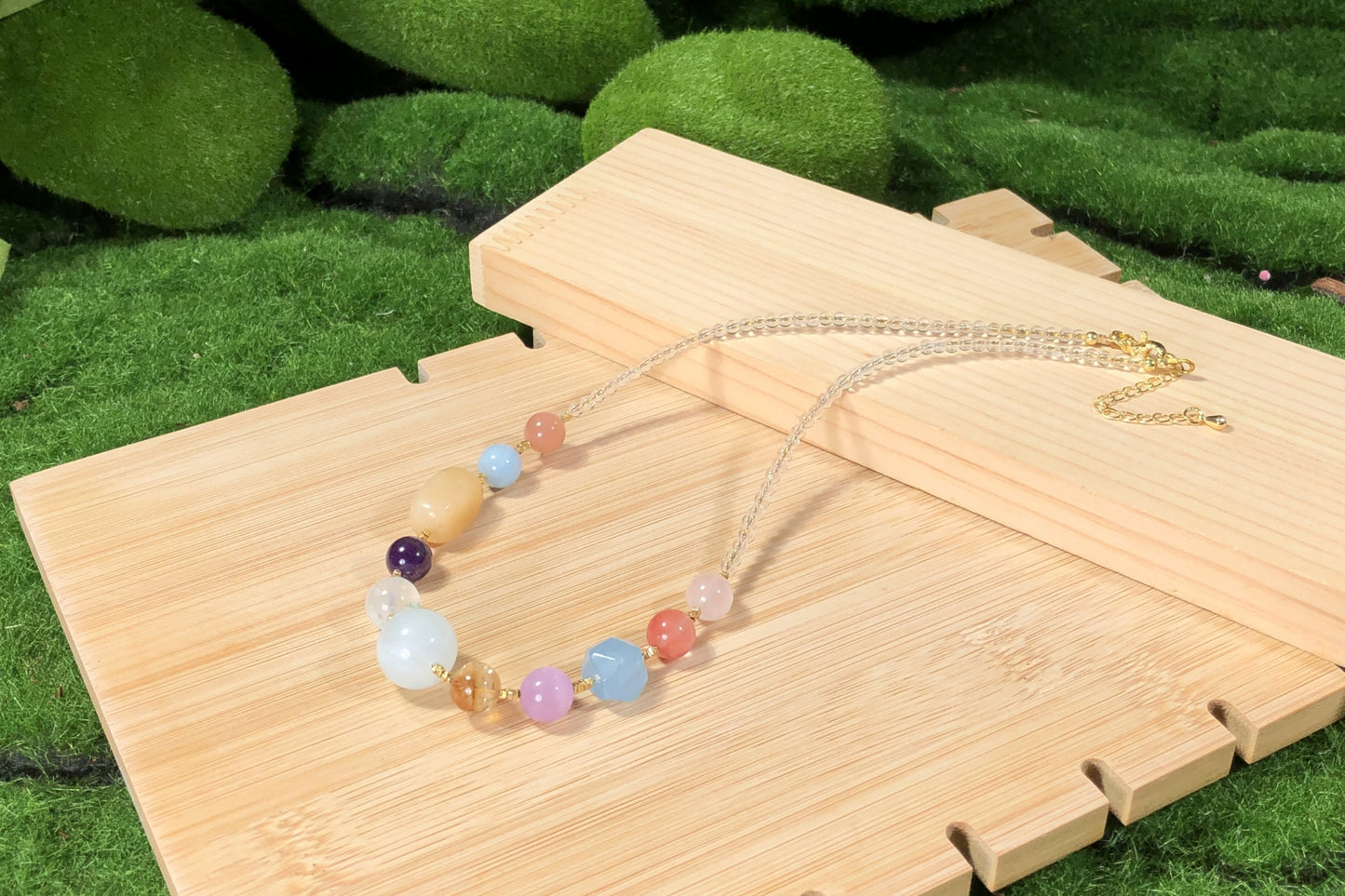 Halskette aus natürlichem Aquamarin und anderen Edelsteinen, 14-karätig vergoldete Messingkette, handgefertigt.