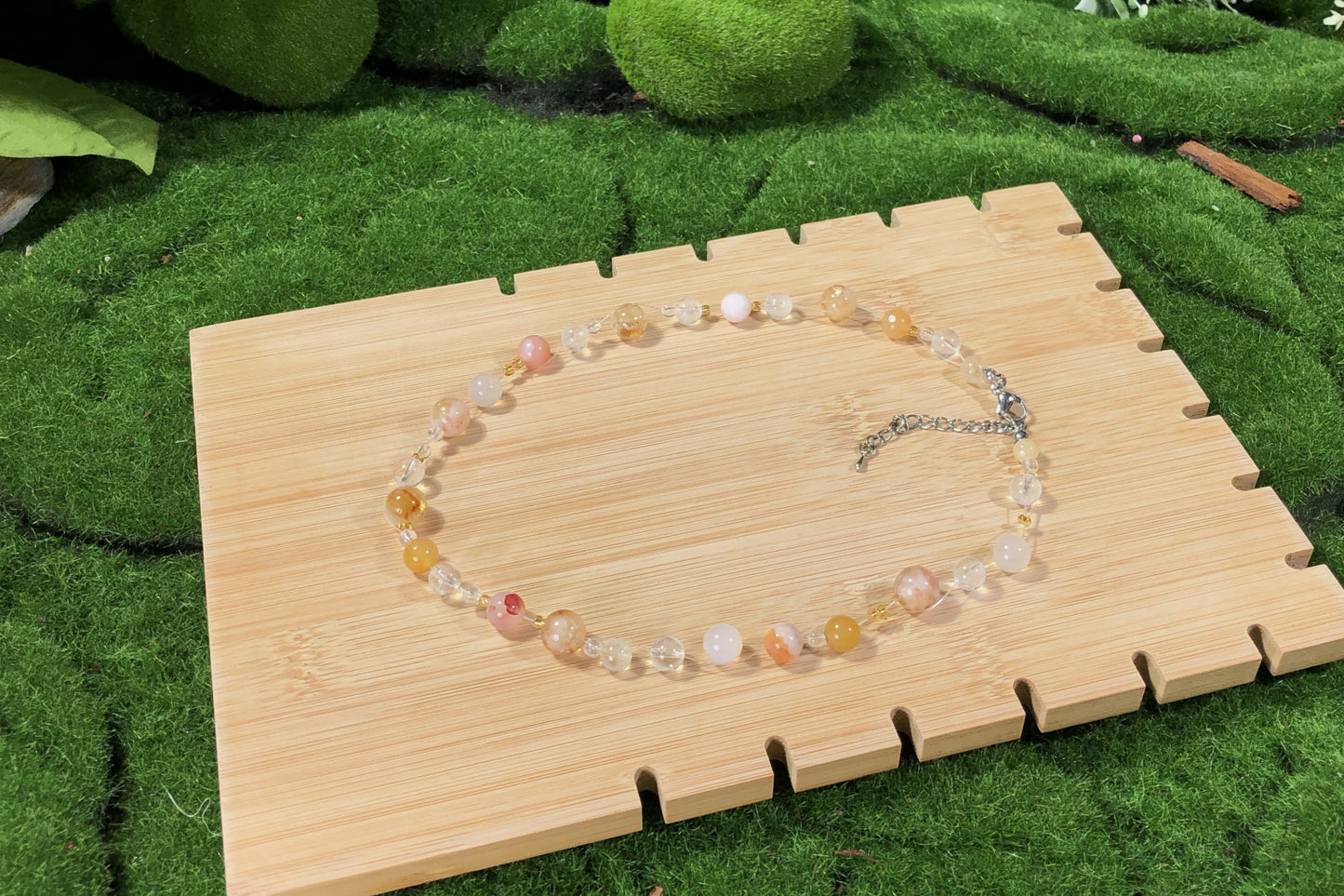 Eine Vielfalt an farbigen Edelsteinketten mit Kristall, Achat, Aquamarin und anderen Edelsteinen, alle handgefertigt.