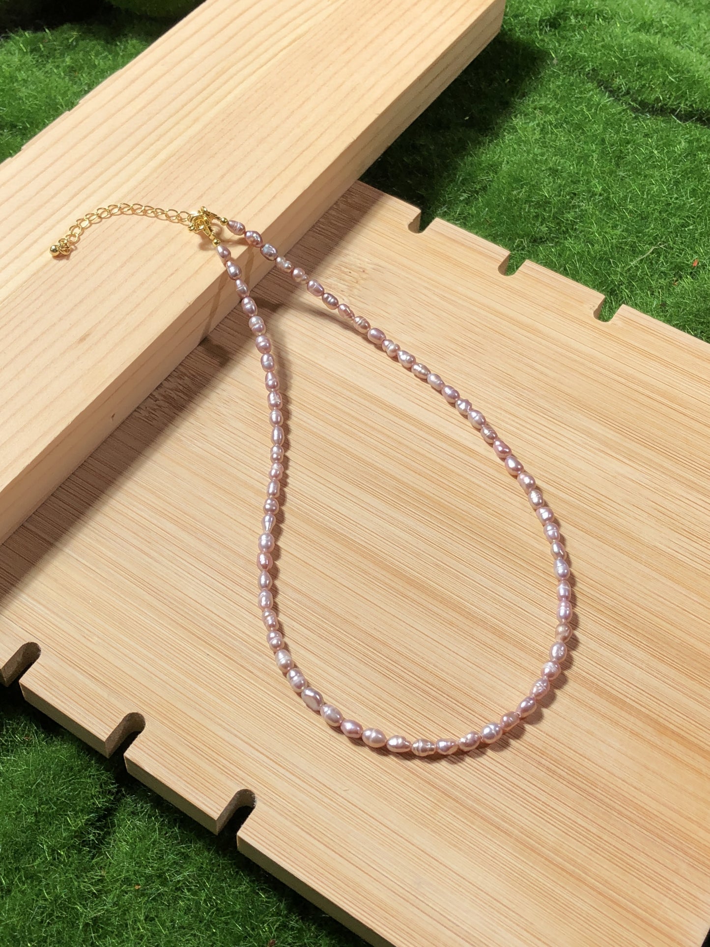 Halskette aus violetten Süßwasserperlen, plattiert mit 14-karätigem Gold und Kupfer, handgefertigt.