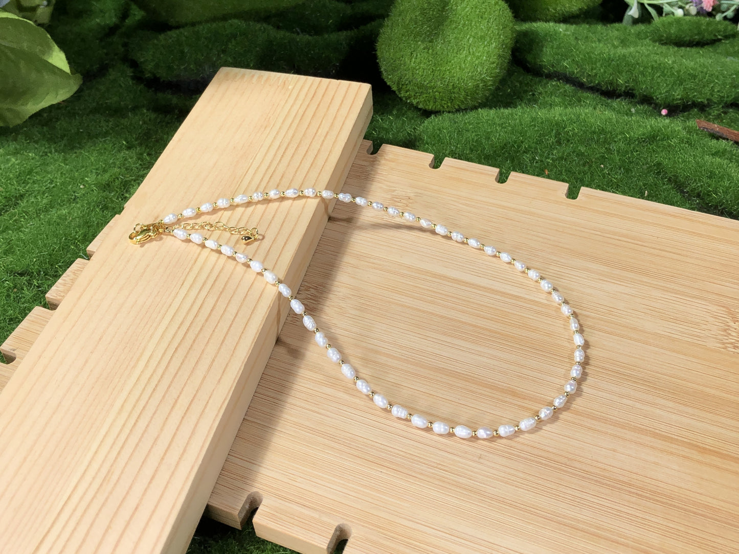 Halskette aus natürlichen Süßwasserperlen, kupferplattiert mit 14-karätigem Gold, handgefertigt.