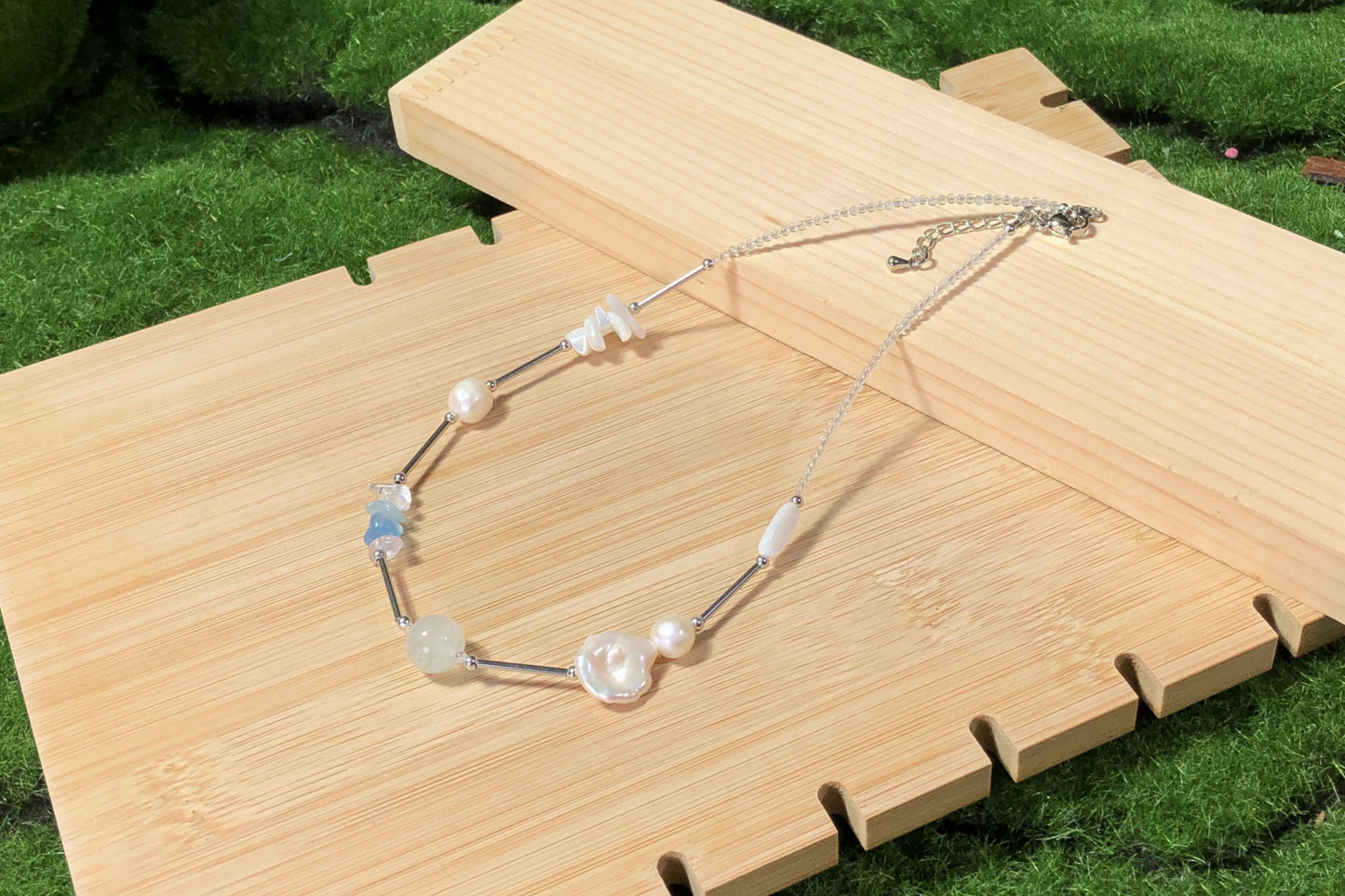 Natürliche Süßwasserperlenkette, handgefertigt mit Barockperlen, Muschelkristallen und Aquamarin.