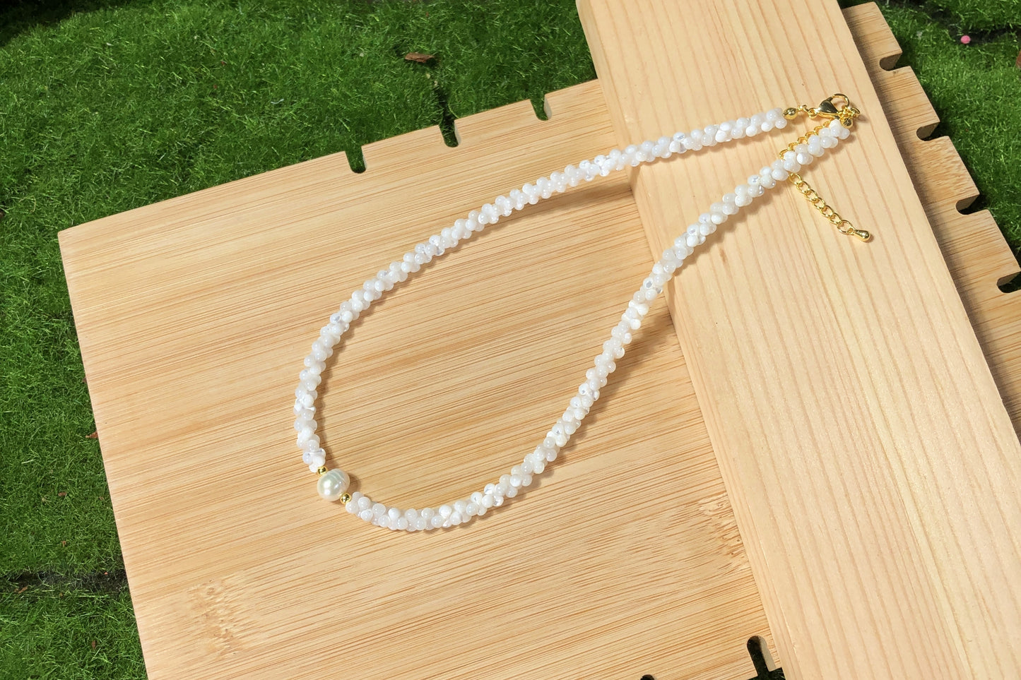 Halskette mit Anhänger aus natürlicher Süßwasserperle, handgefertigt.