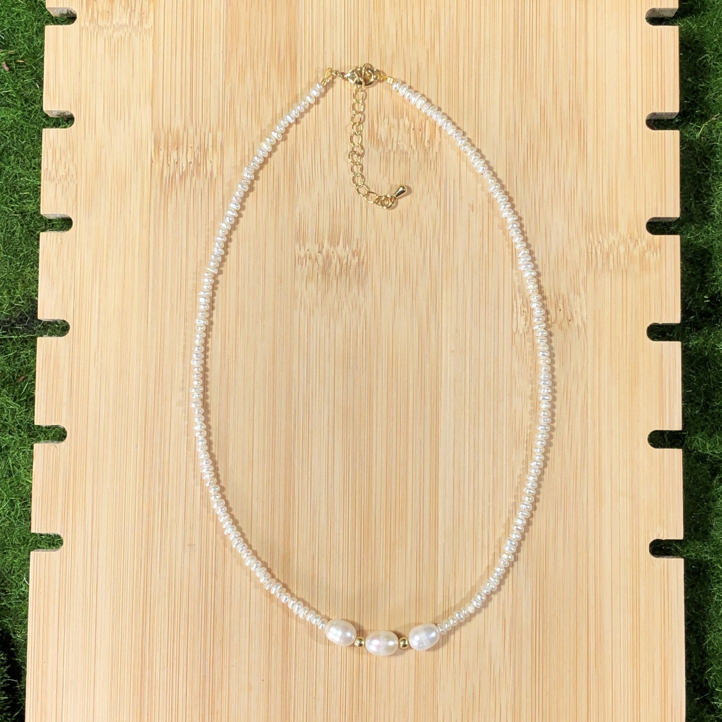 Natürliche Süßwasserperlenkette mit 3 großen Barockperlen, handgefertigt.