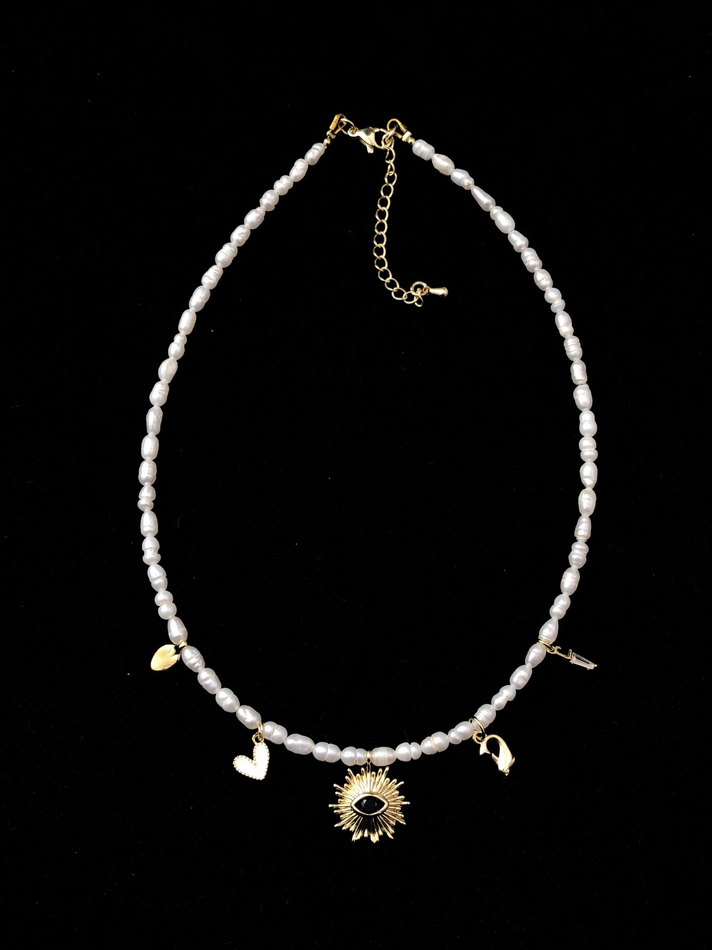 Halskette aus natürlichen Süßwasserperlen, kupferplattiert mit 14-karätigem Gold, Anhänger im Sonnen- und Teufelsaugen-Design, handgefertigt.