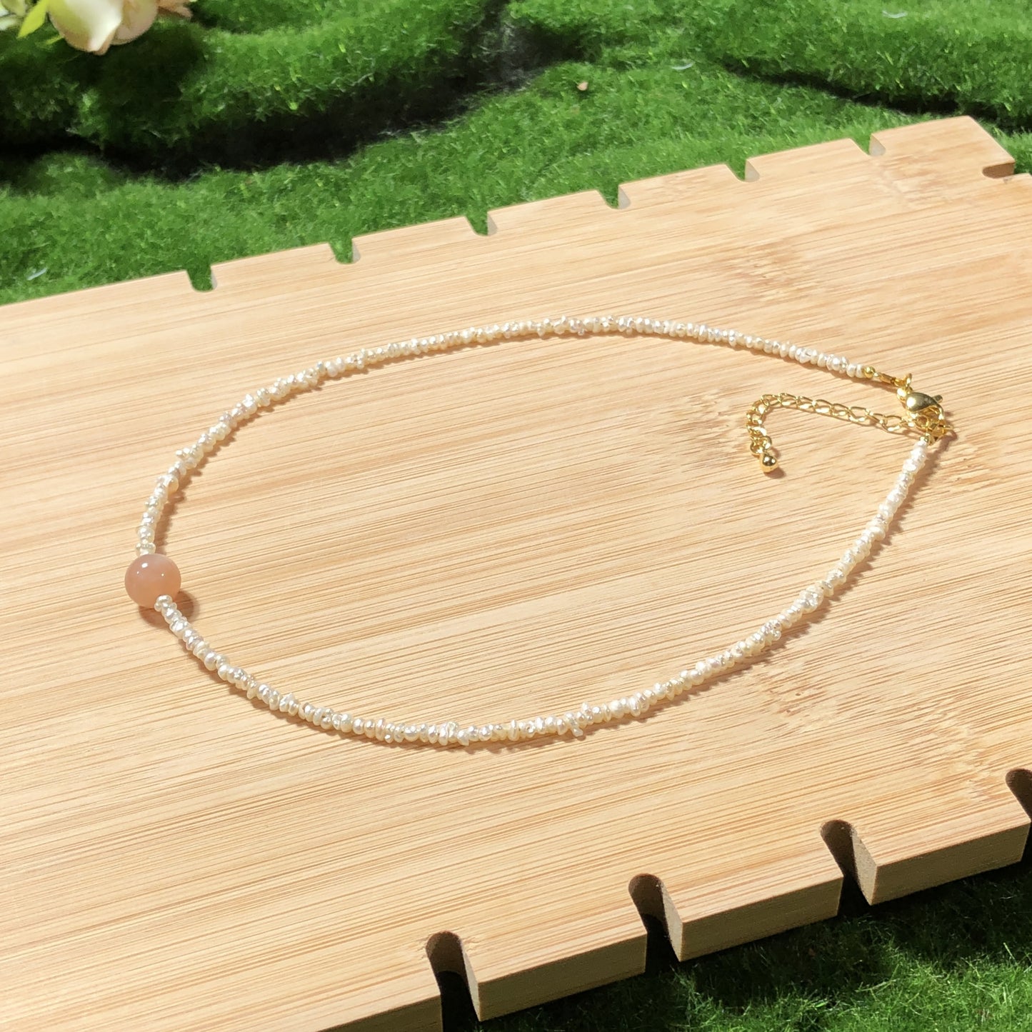 Eine handgefertigte Halskette mit natürlichen Süßwasserperlen und natürlichem goldenem Sonnenstein.