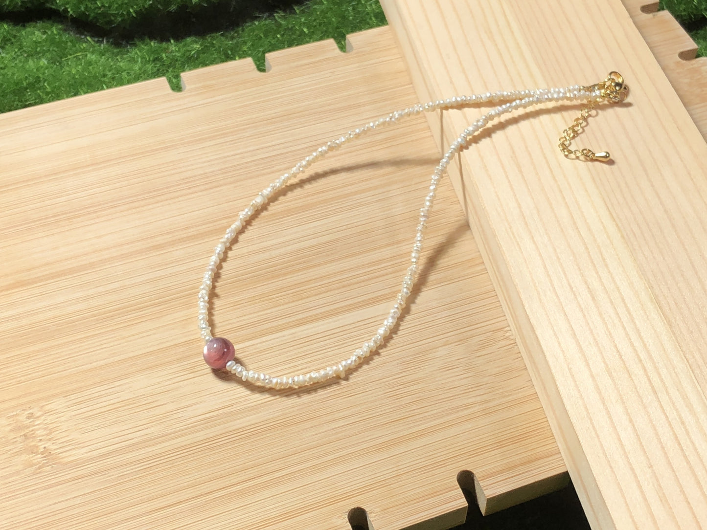 Halskette aus natürlicher Süßwasserperle und Lithiumglimmer, kupferplattiert mit 14-karätigem Gold, handgefertigt.