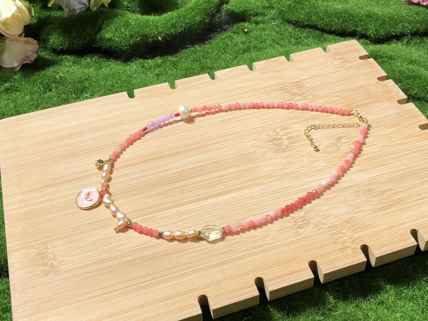 Farbenfrohe Halskette aus Chalcedon, Perlen, Kristallen und kupferplattiertem 14-karätigem Gold, handgefertigt.