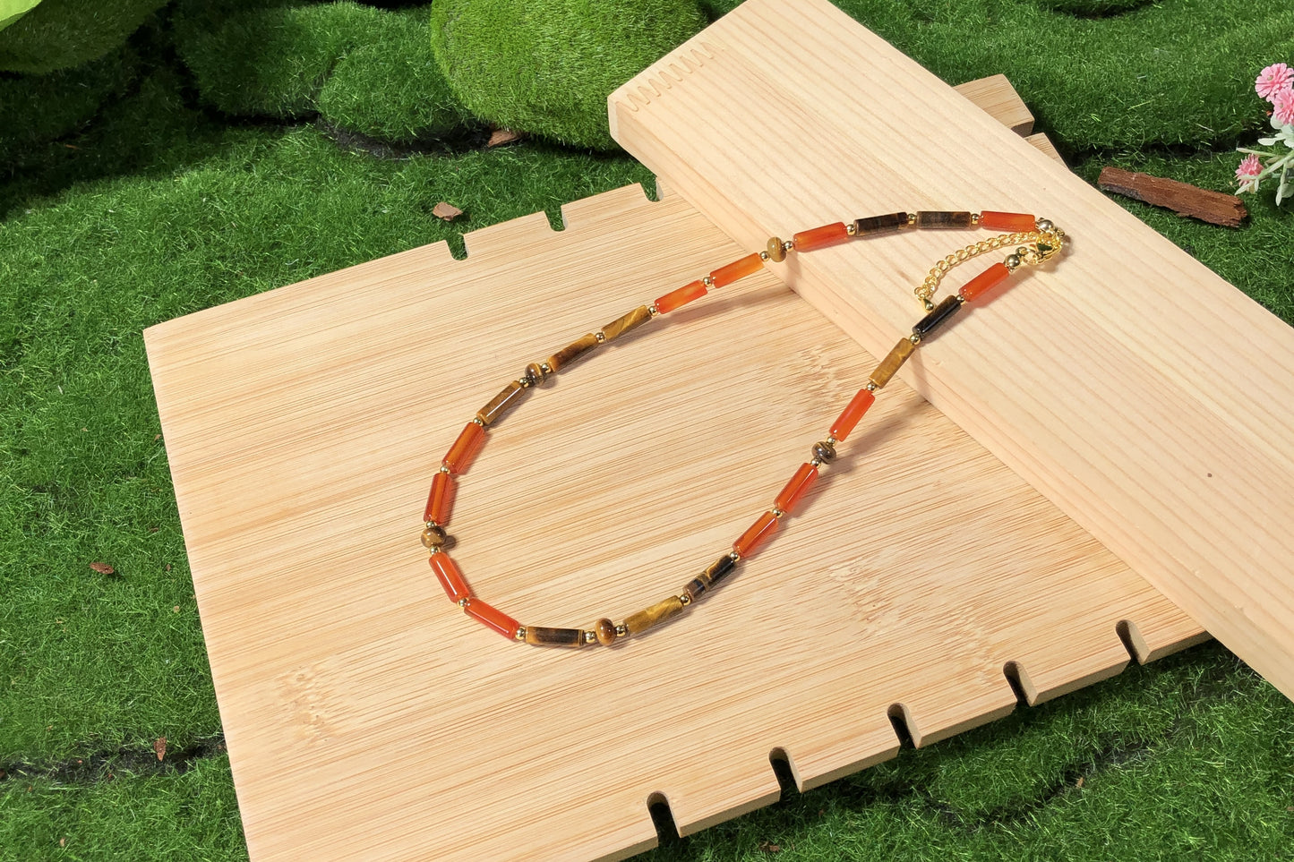 Halskette aus natürlichem Tigeraugenachat, kombiniert mit einer 14-karätig kupferplattierten Goldkette, handgefertigt.