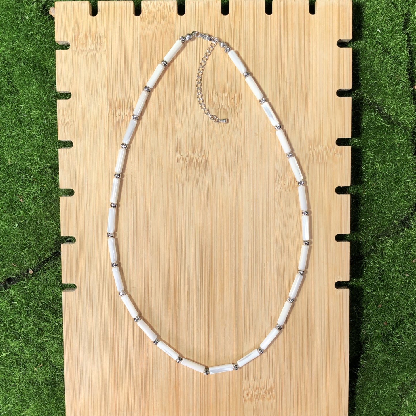 Weiße Muschelkette mit silberner Kette, handgefertigt.