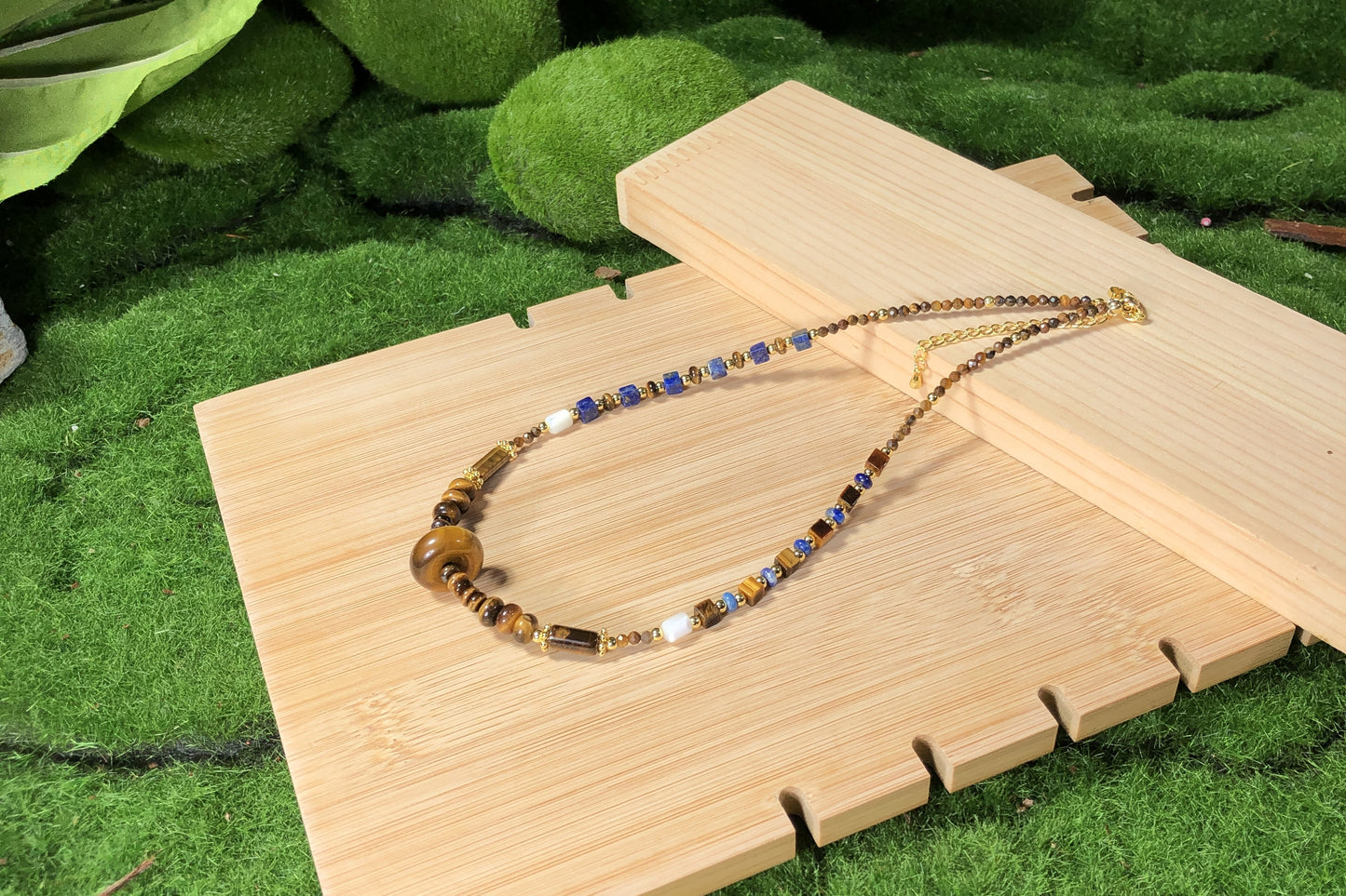 Eine handgefertigte Halskette aus natürlichem Tigerauge und Lapislazuli, gefertigt aus 14-karätig vergoldetem Kupfer.