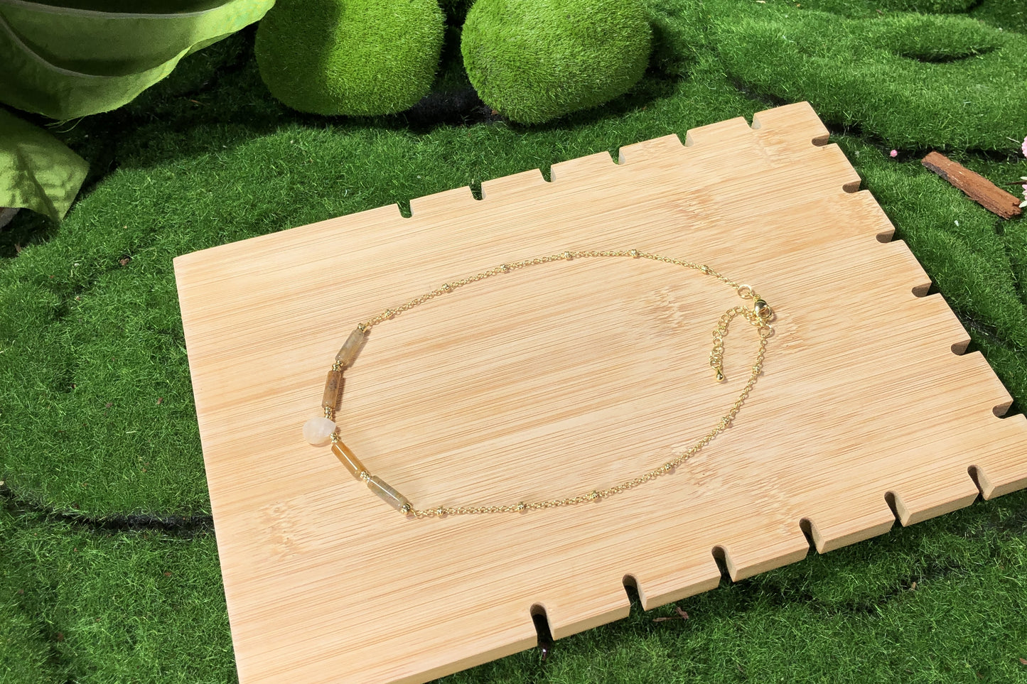 Handgefertigte Halskette aus Achat mit einer 14-karätig vergoldeten Kupferkette.