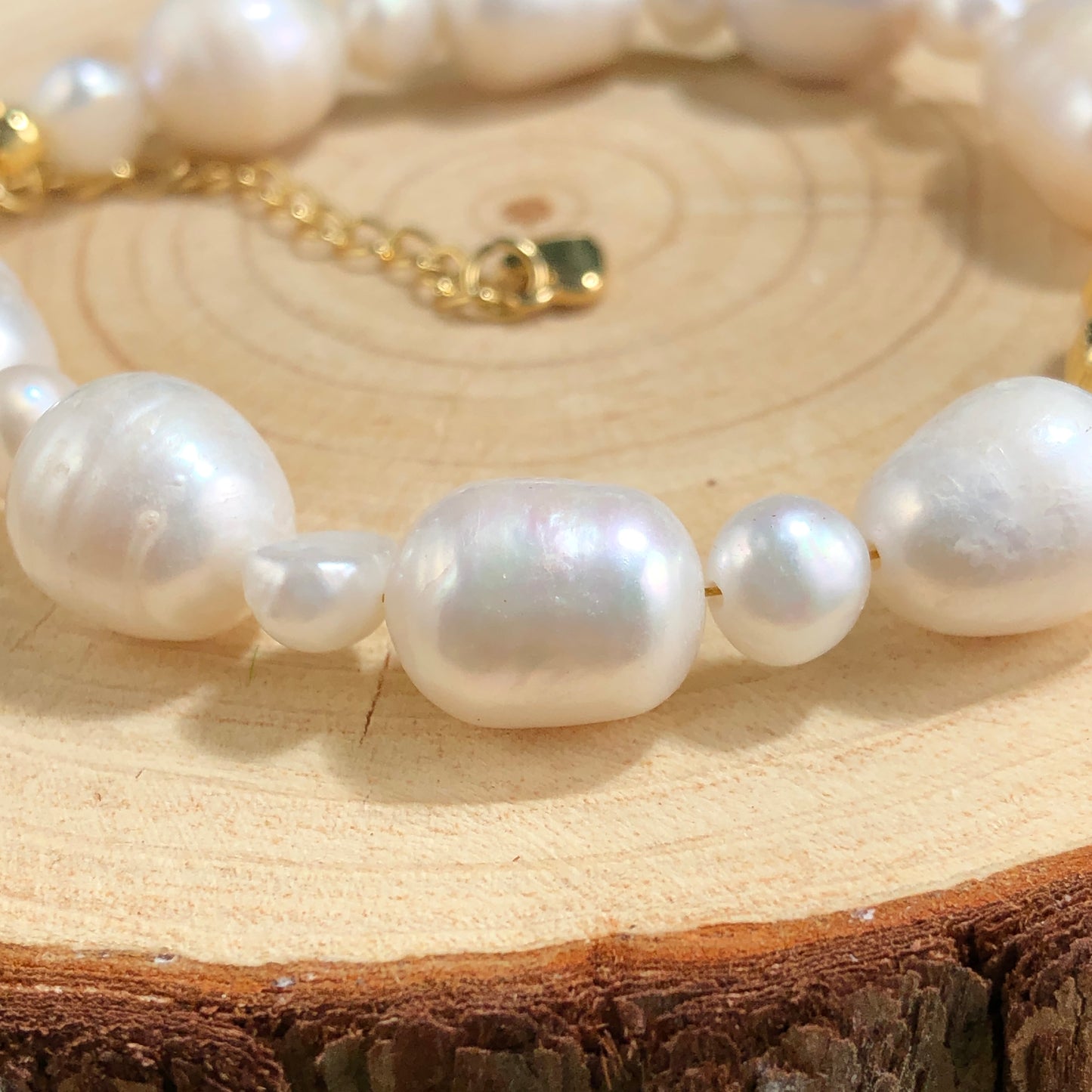 Armband aus natürlichen Süßwasserperlen, herzförmiger Anhänger, Kupfer, 14-karätig vergoldet, handgefertigt.