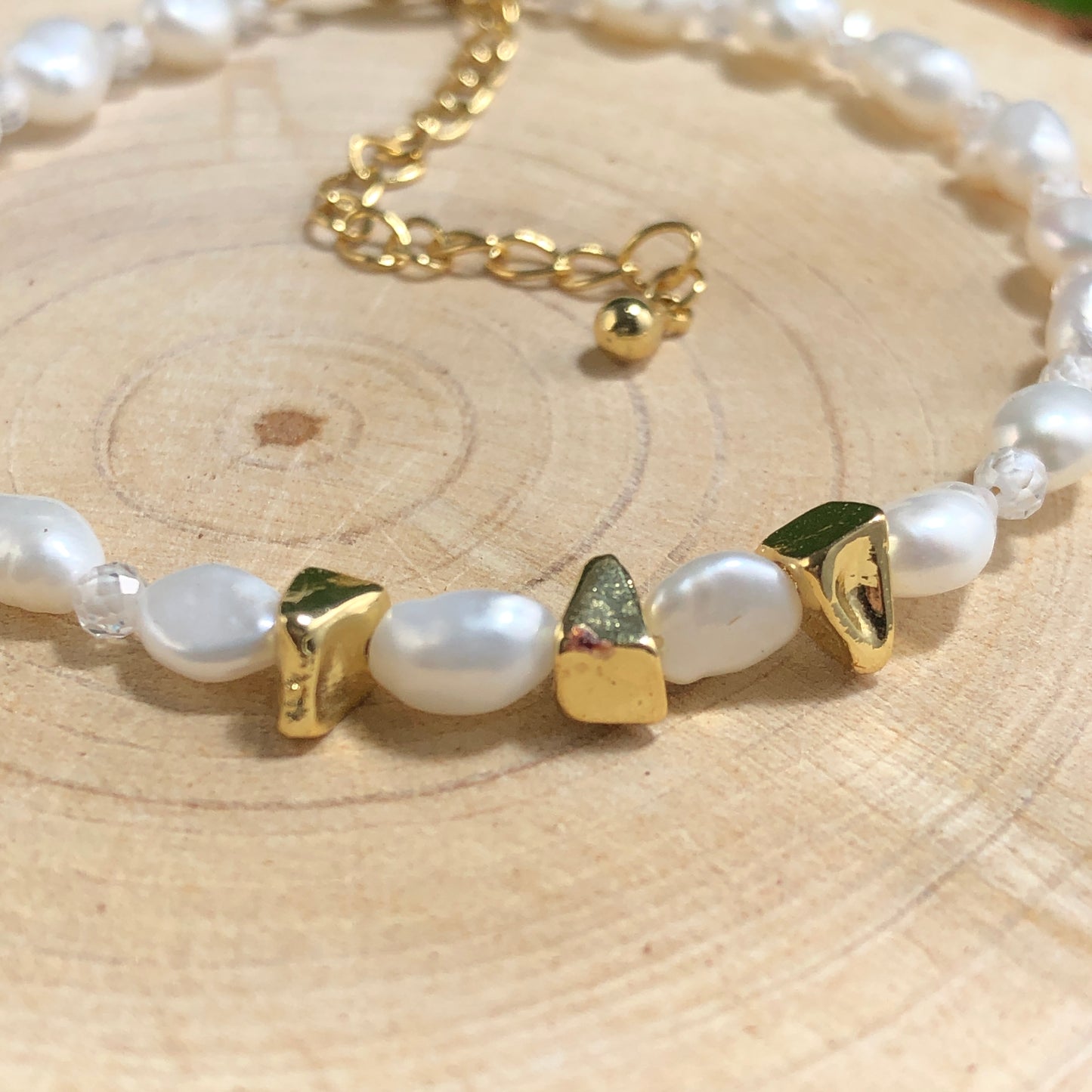 Armband aus natürlichen Süßwasserperlen, gefertigt aus 14-karätig vergoldetem Kupfer, handgefertigt.