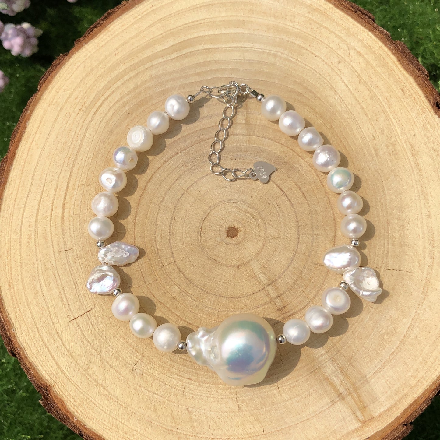 Armband aus natürlichen Süßwasserperlen und Barockperlen, handgefertigt.