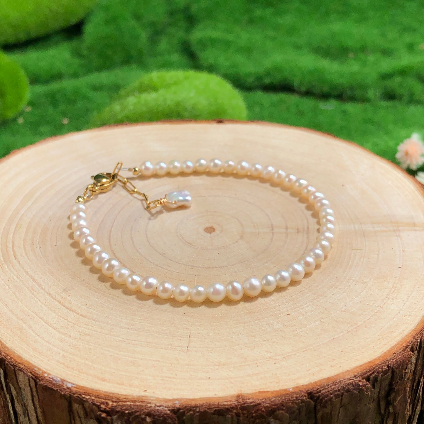 Natürliche Süßwasserperlen und Barockperlen, Armband aus 14-karätig vergoldetem Kupfer, handgefertigt.