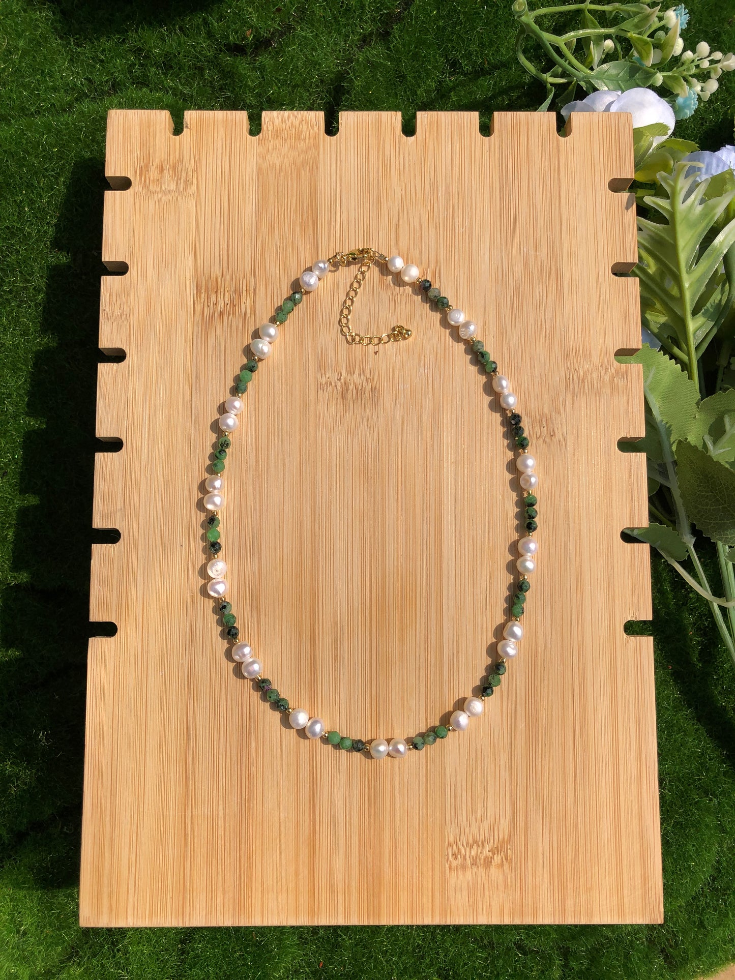 Wunderschöner natürlicher grüner Edelstein, Süßwasserperle, kupferplattiertes 14k Gold, Halskette, handgefertigt