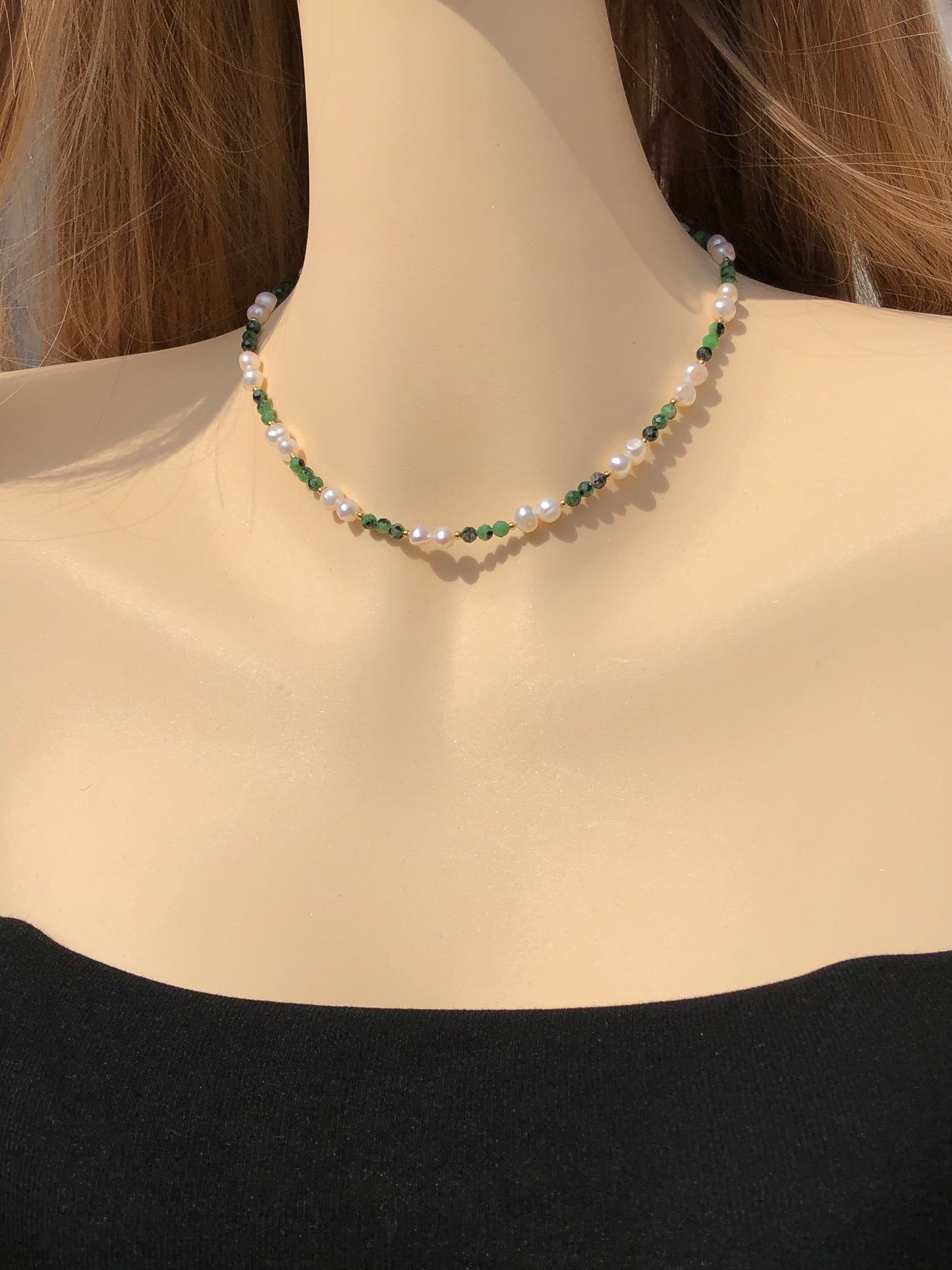 Wunderschöner natürlicher grüner Edelstein, Süßwasserperle, kupferplattiertes 14k Gold, Halskette, handgefertigt