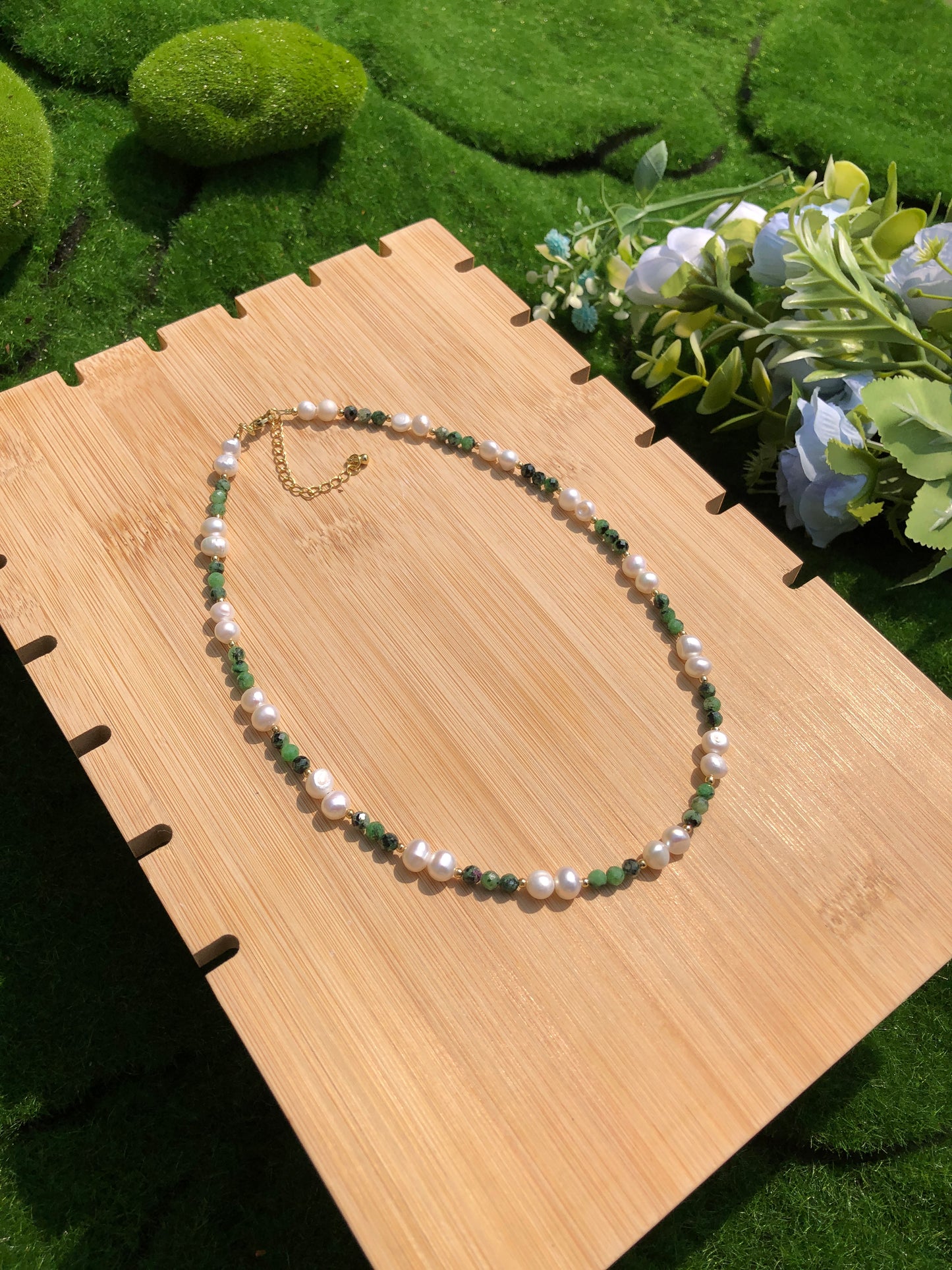 Wunderschöner natürlicher grüner Edelstein, Süßwasserperle, kupferplattiertes 14k Gold, Halskette, handgefertigt