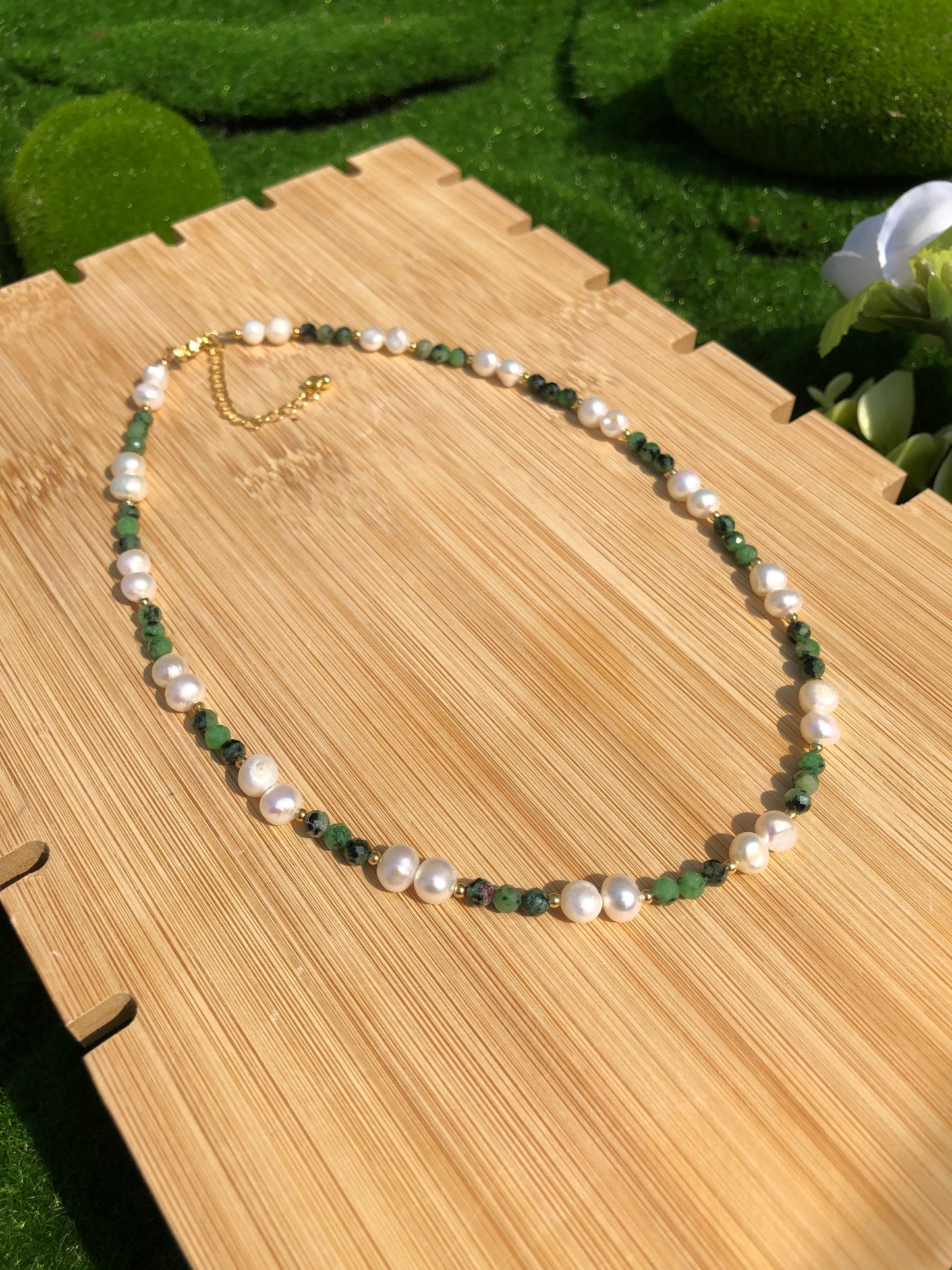 Wunderschöner natürlicher grüner Edelstein, Süßwasserperle, kupferplattiertes 14k Gold, Halskette, handgefertigt