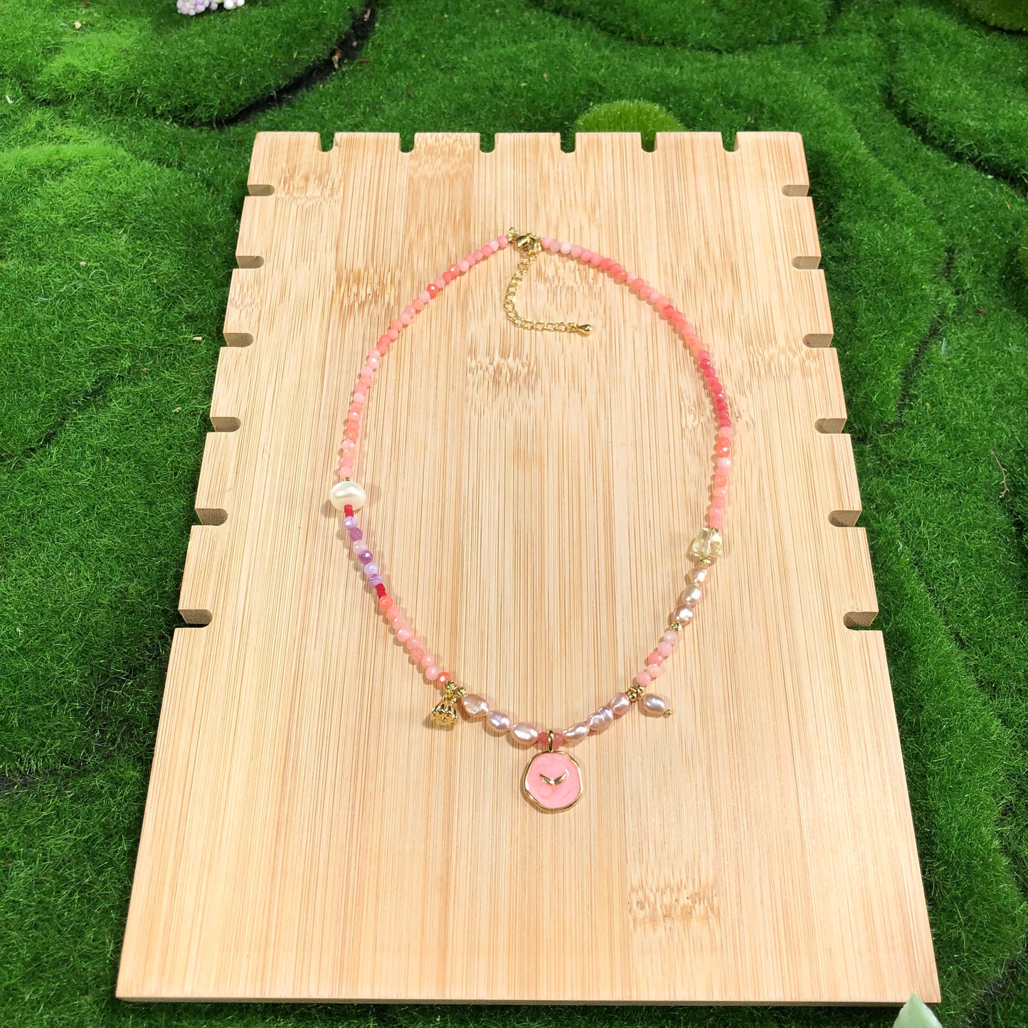 Exquisite bunte Chalcedon-Perlenkristall-Kupfer-plattierte 14K-Gold-Halskette, handgefertigt