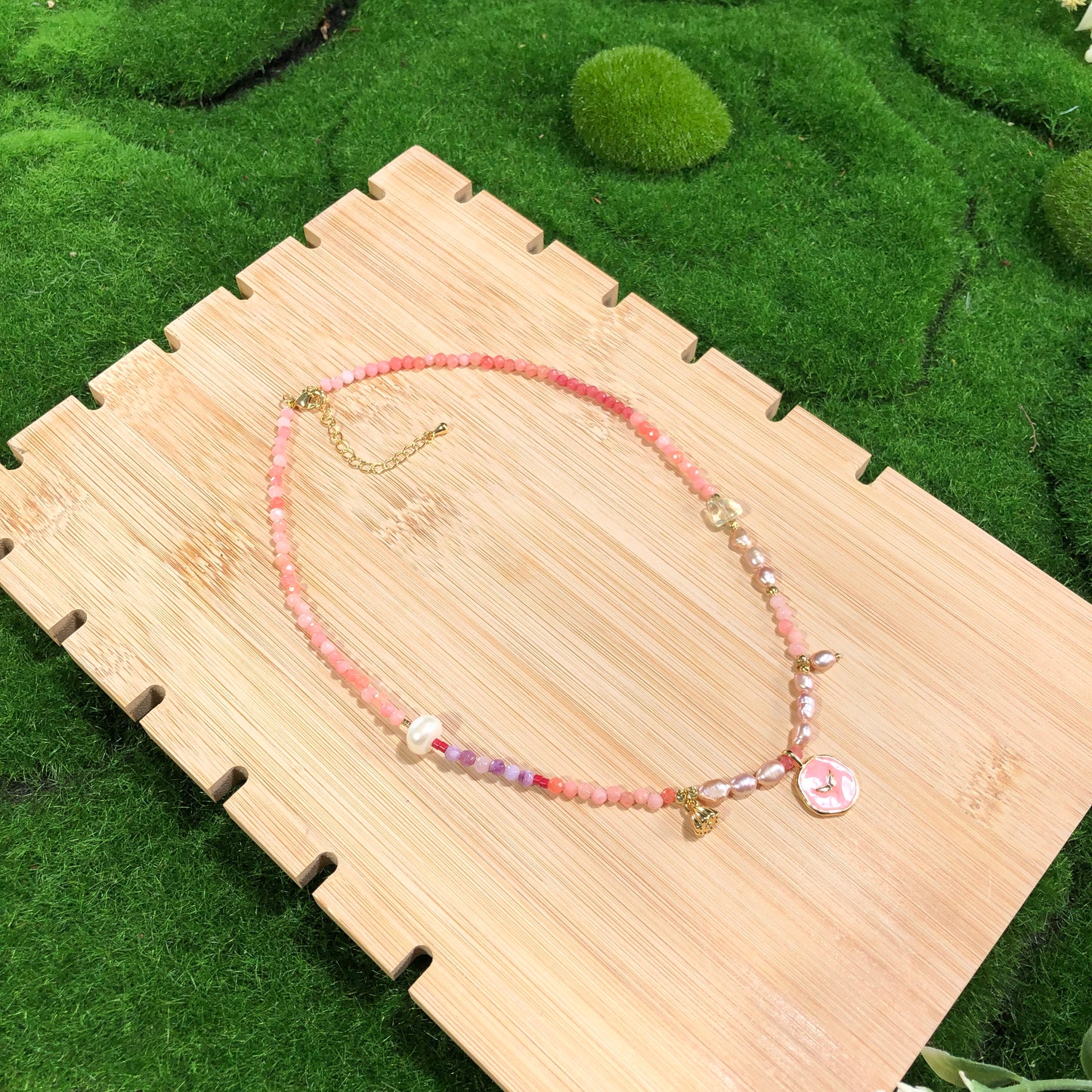 Exquisite bunte Chalcedon-Perlenkristall-Kupfer-plattierte 14K-Gold-Halskette, handgefertigt